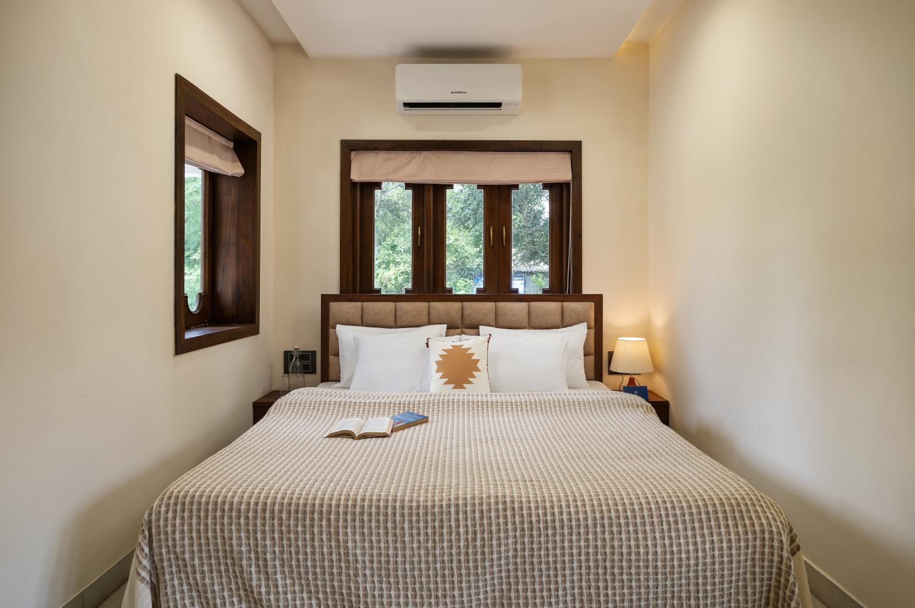 SaffronStays Euphoria Shores - 6BR villa with bar counter, pool & lawns 400m from Kihim Beach in Alibaug