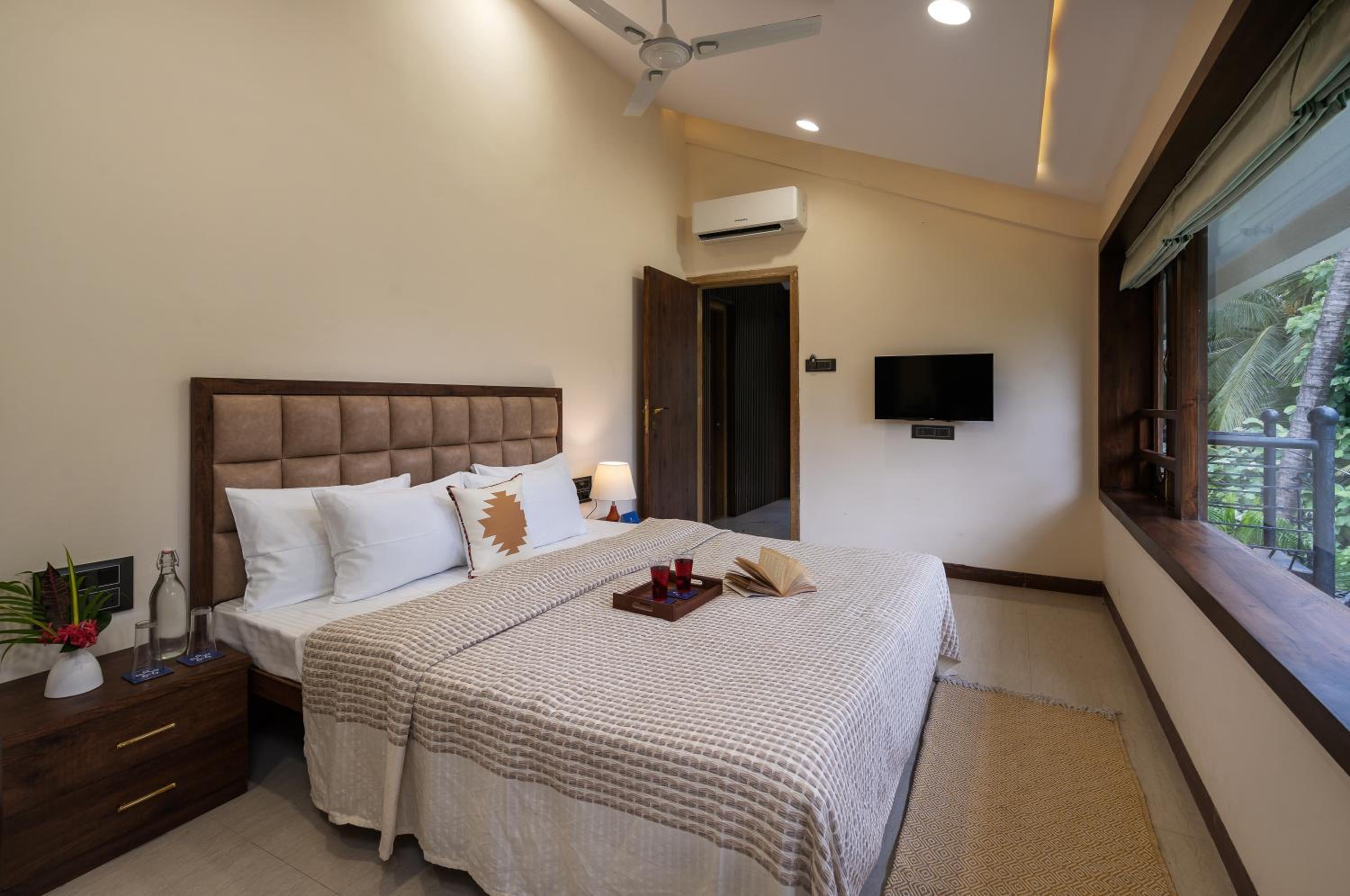 SaffronStays Euphoria Shores - 6BR villa with bar counter, pool & lawns 400m from Kihim Beach in Alibaug