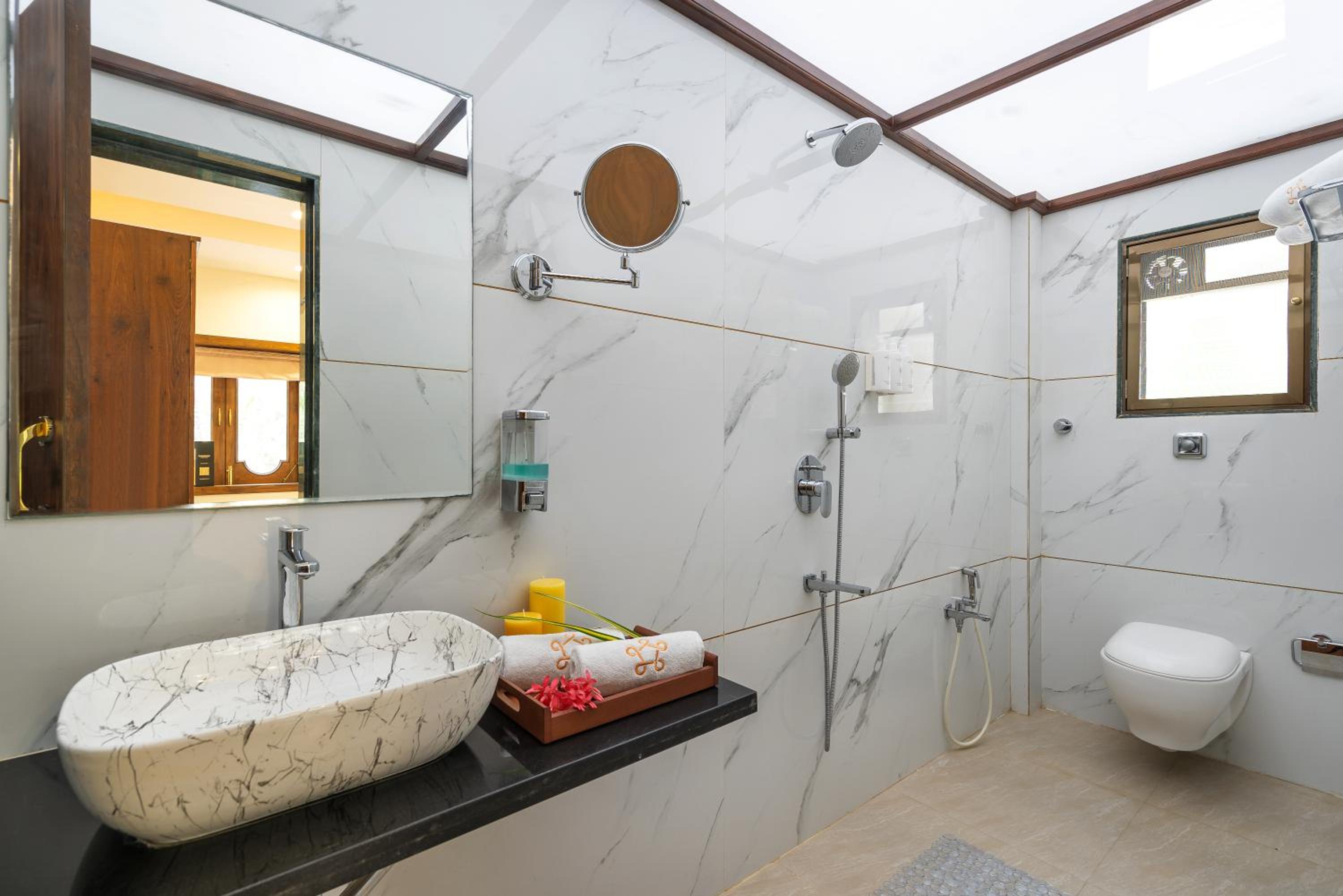 SaffronStays Euphoria Shores - 6BR villa with bar counter, pool & lawns 400m from Kihim Beach in Alibaug