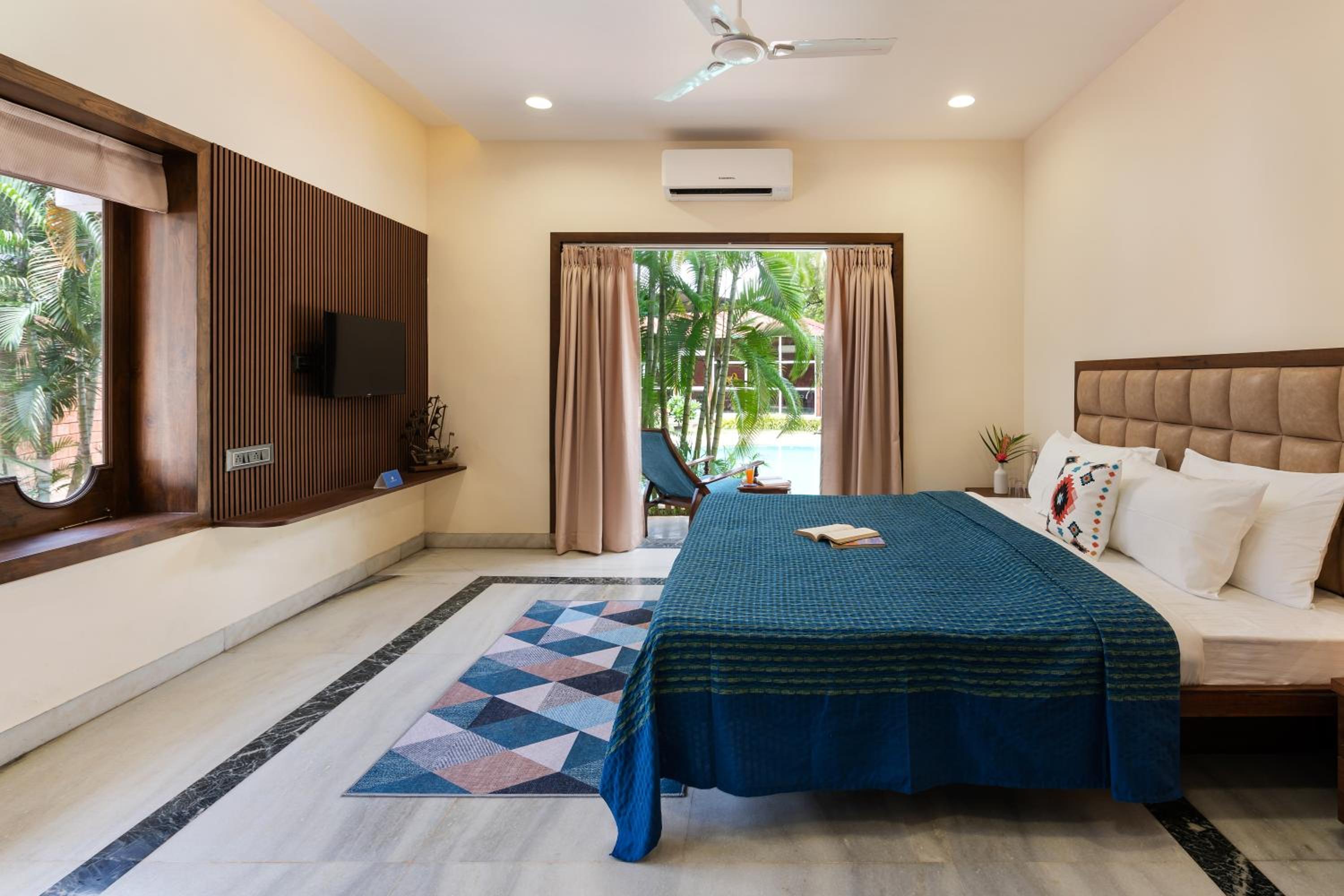 SaffronStays Euphoria Shores - 6BR villa with bar counter, pool & lawns 400m from Kihim Beach in Alibaug