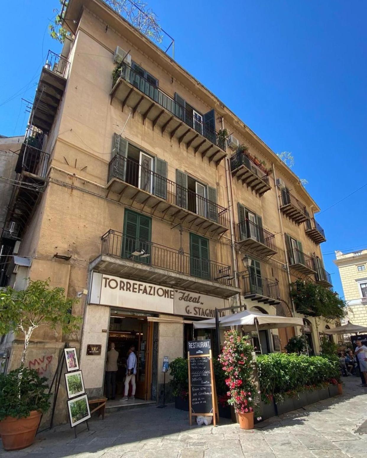 Hotel AQUAROOMS Luxury Suites