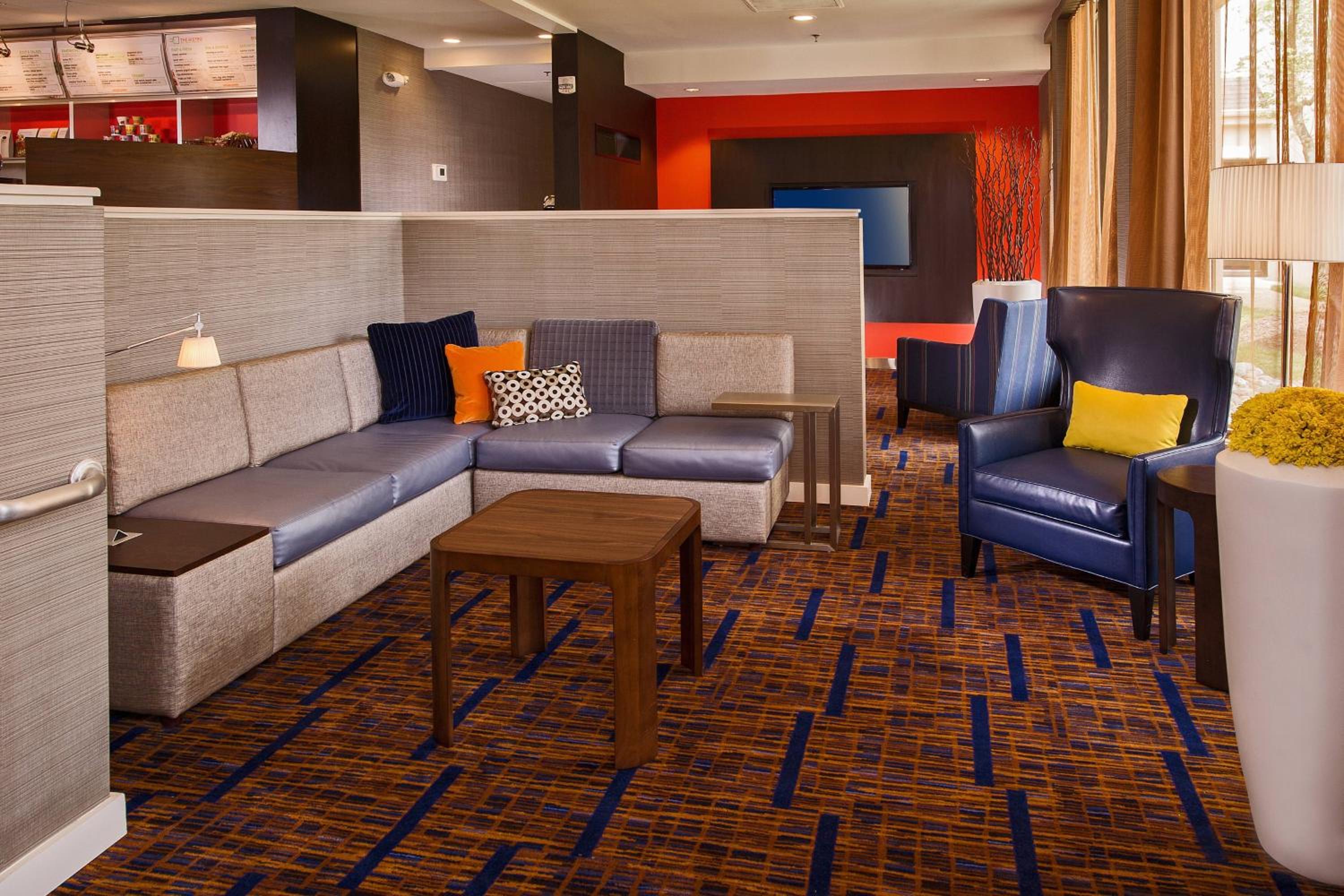 Richmond Vacations - Courtyard by Marriott Richmond West - Property Image 3