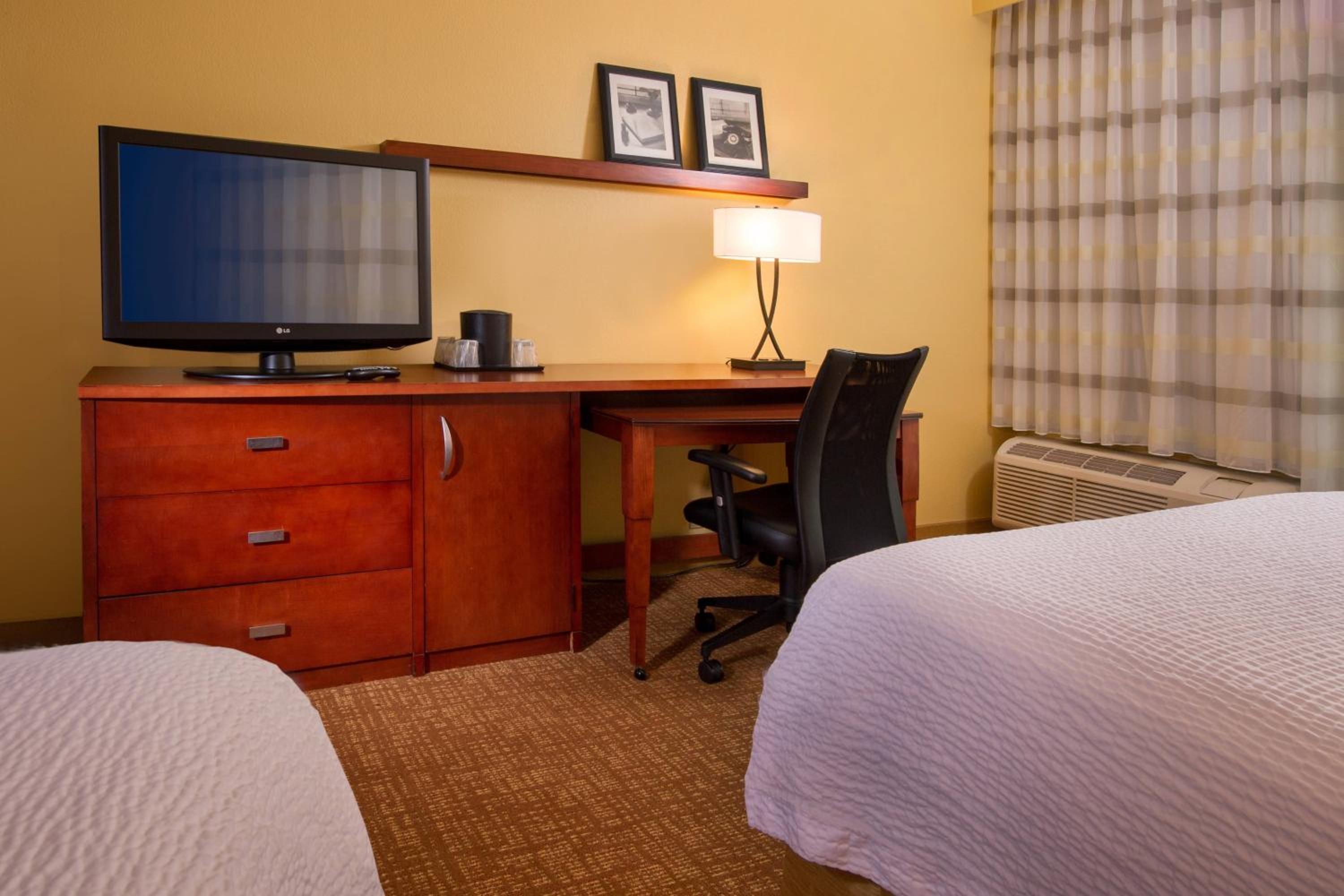 Richmond Vacations - Courtyard by Marriott Richmond West - Property Image 4