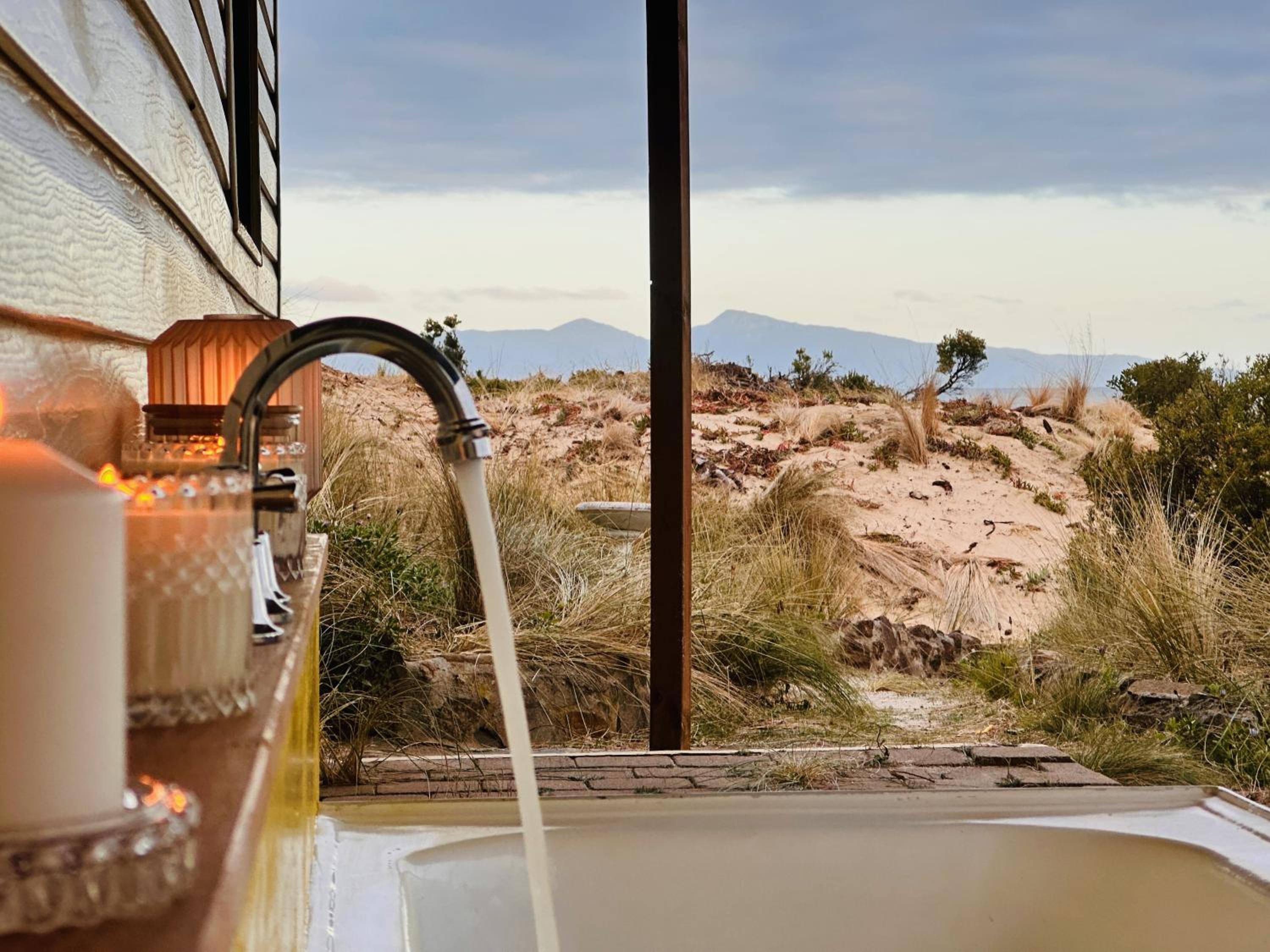 IdleWild - Secluded Absolute Beachfront Escape
