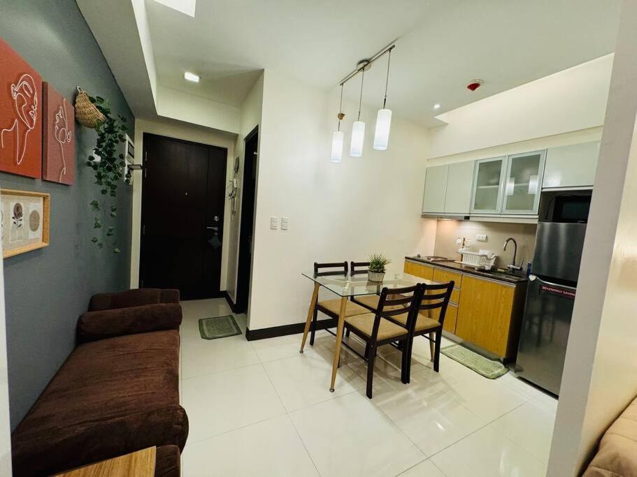 Staycation in Mckinley walking distance to Venice Mall view 4