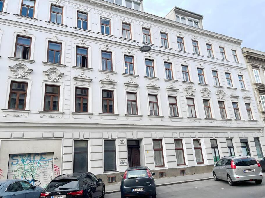 Helle Erdgeschosswohnung, nahe Zentrum und Schoenbrunn