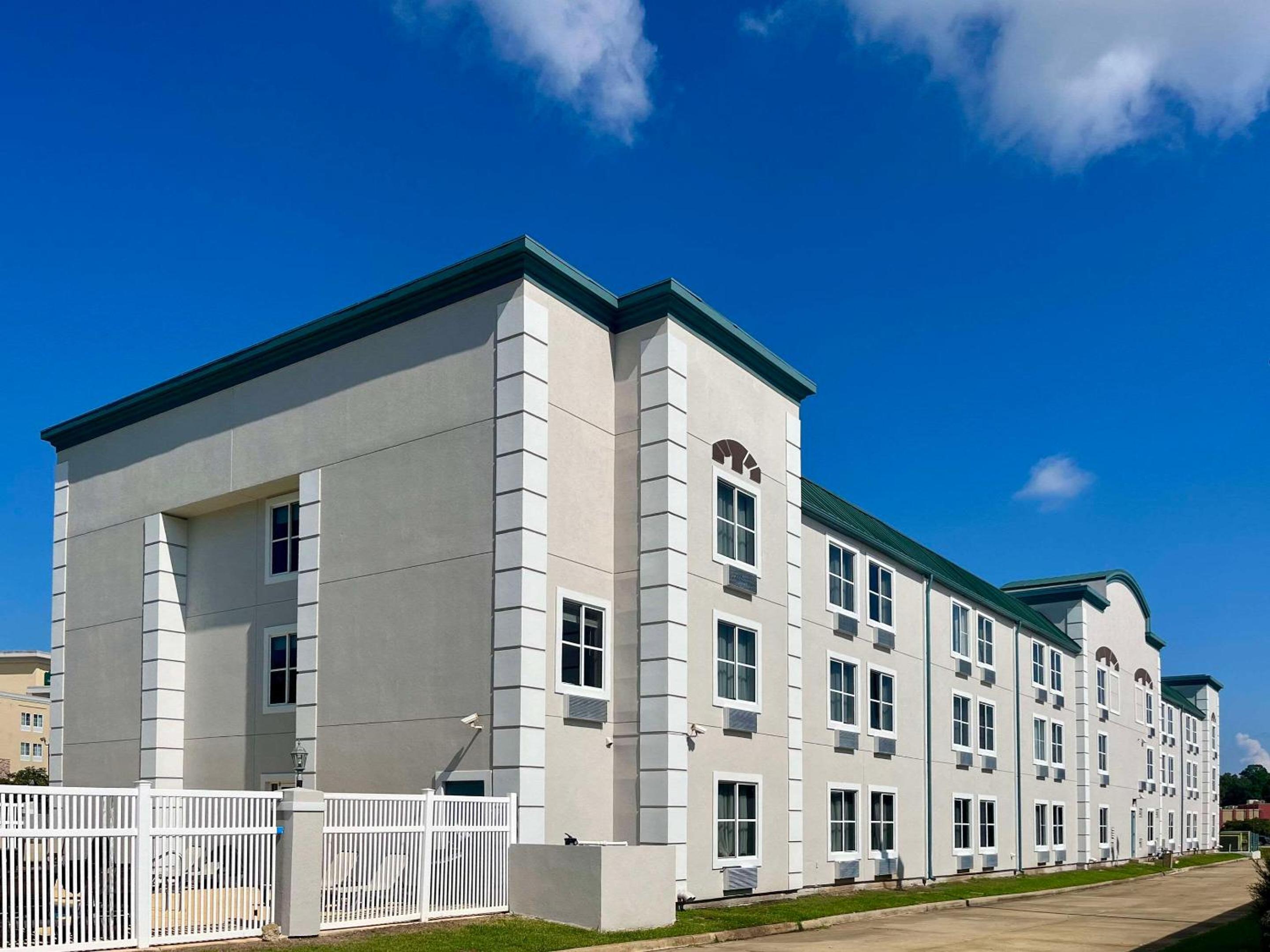 West Monroe Vacations - Quality Inn  Suites - Property Image 1