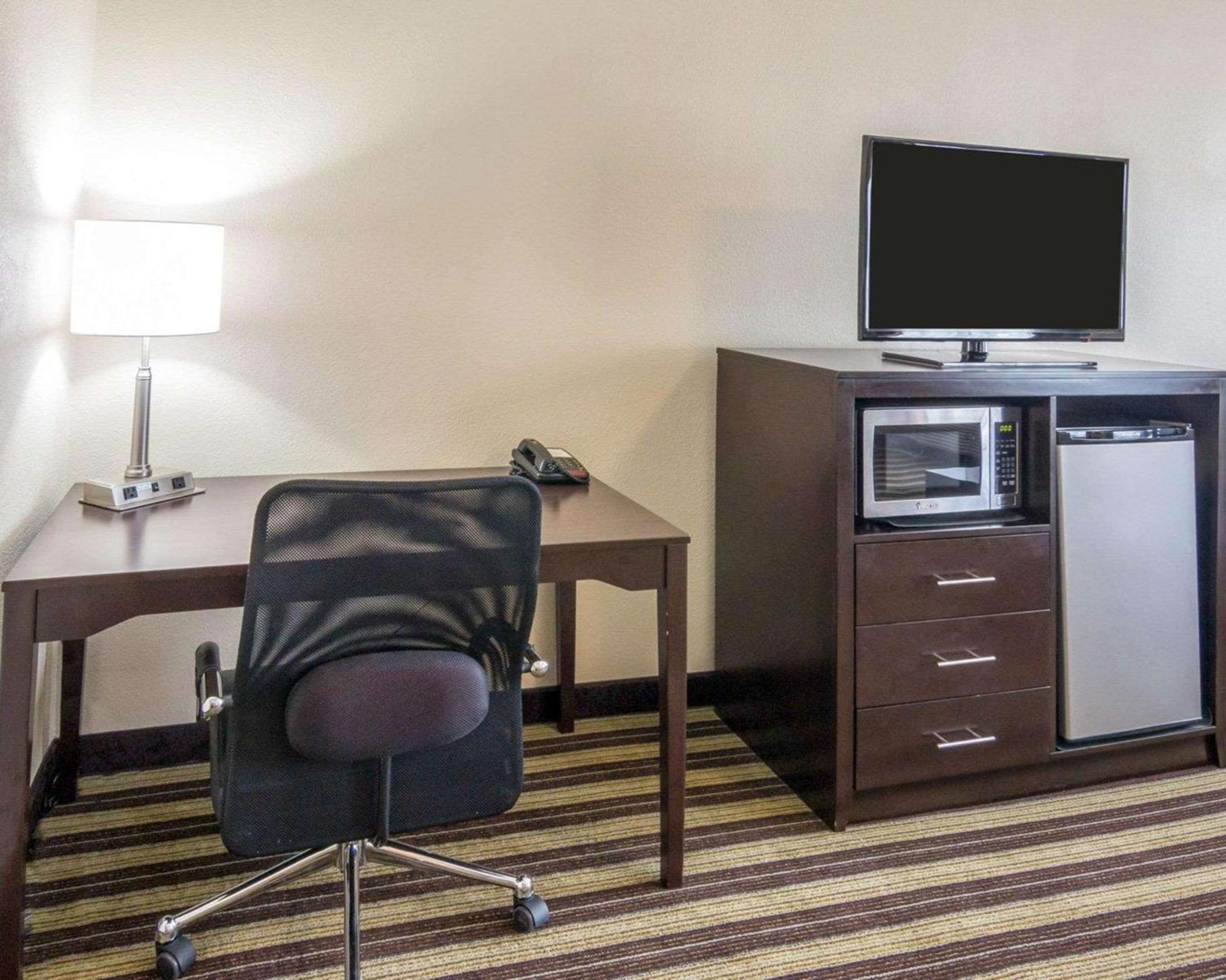 West Monroe Vacations - Quality Inn Suites - Property Image 17