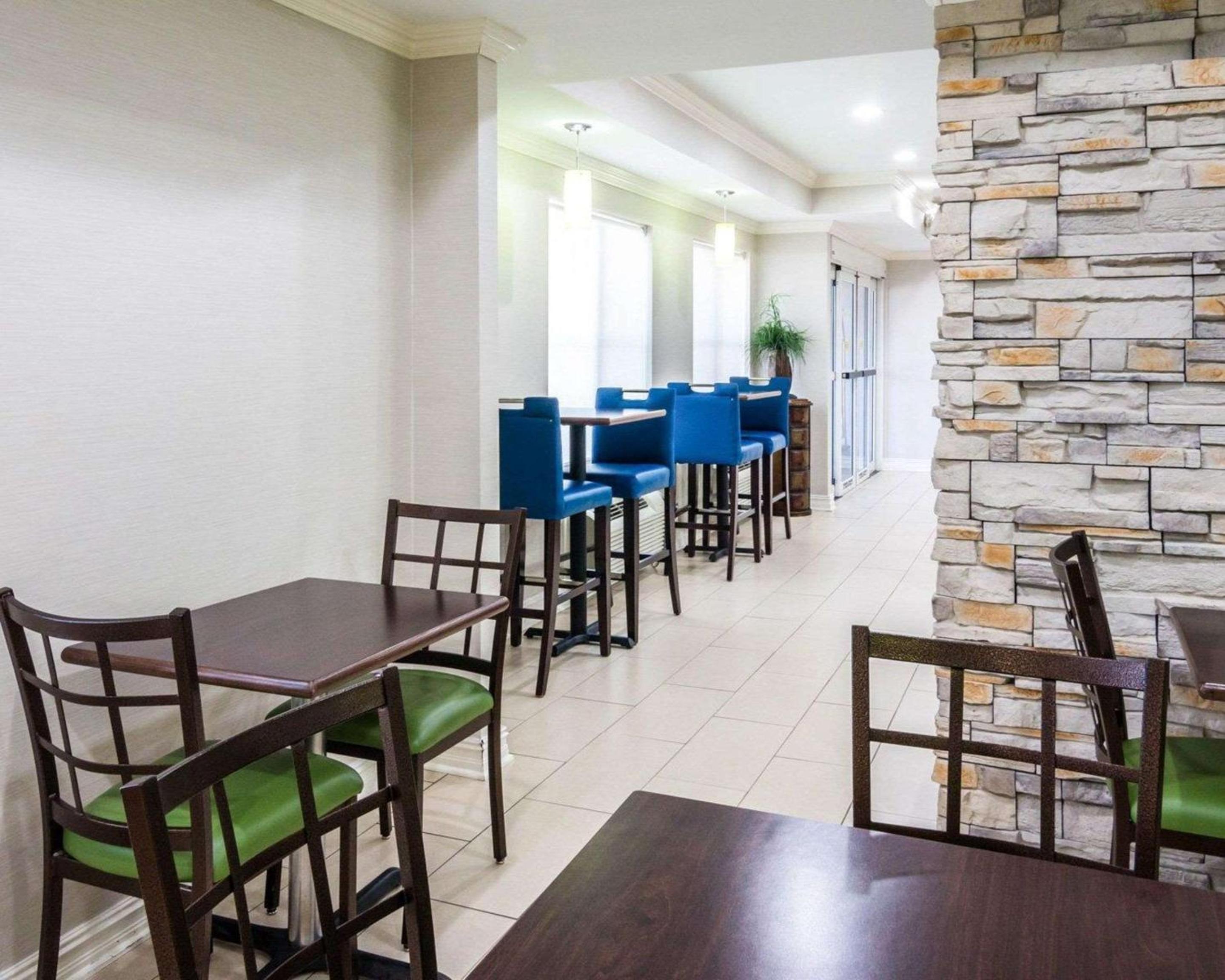 West Monroe Vacations - Quality Inn  Suites - Property Image 7