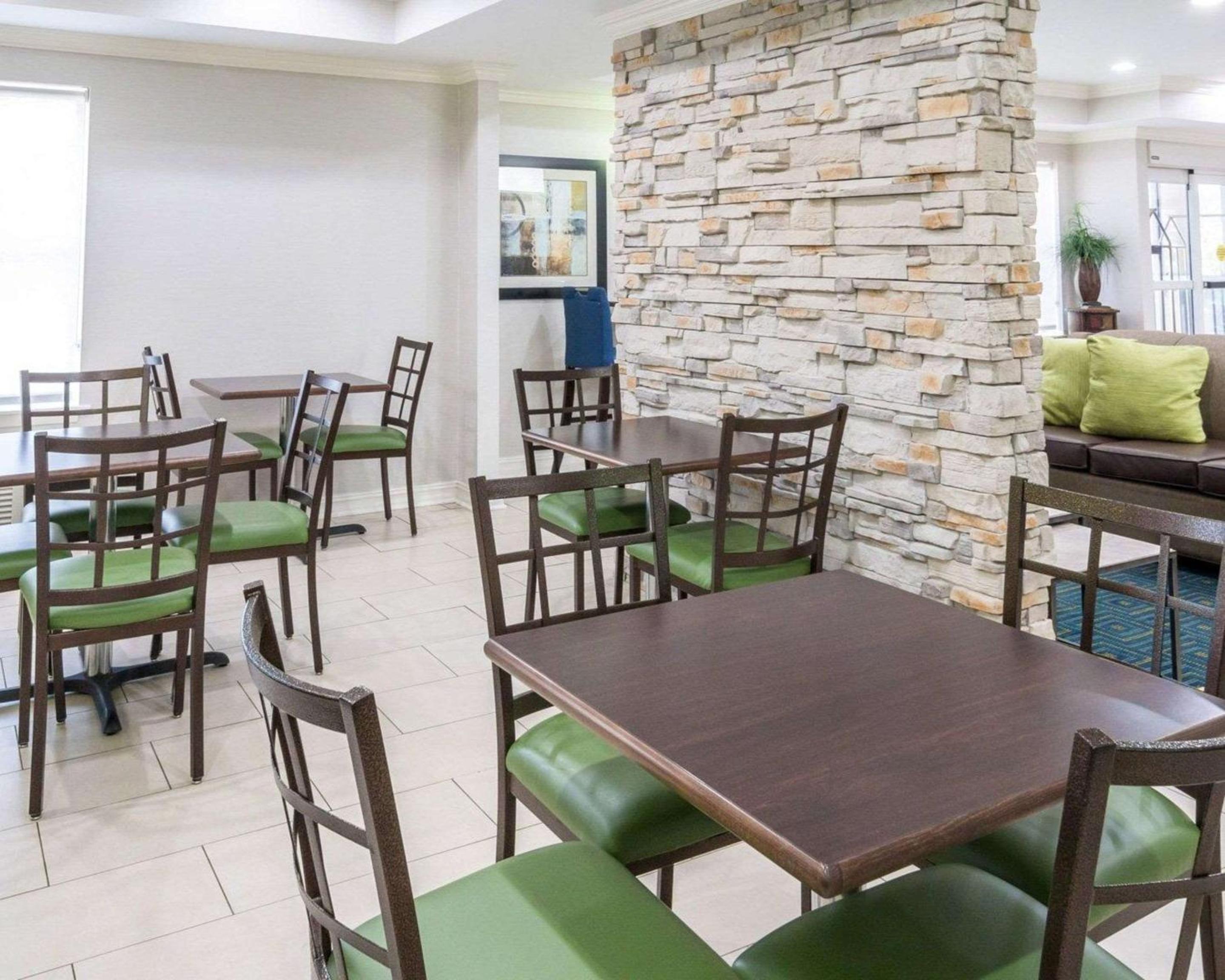 West Monroe Vacations - Quality Inn  Suites - Property Image 5