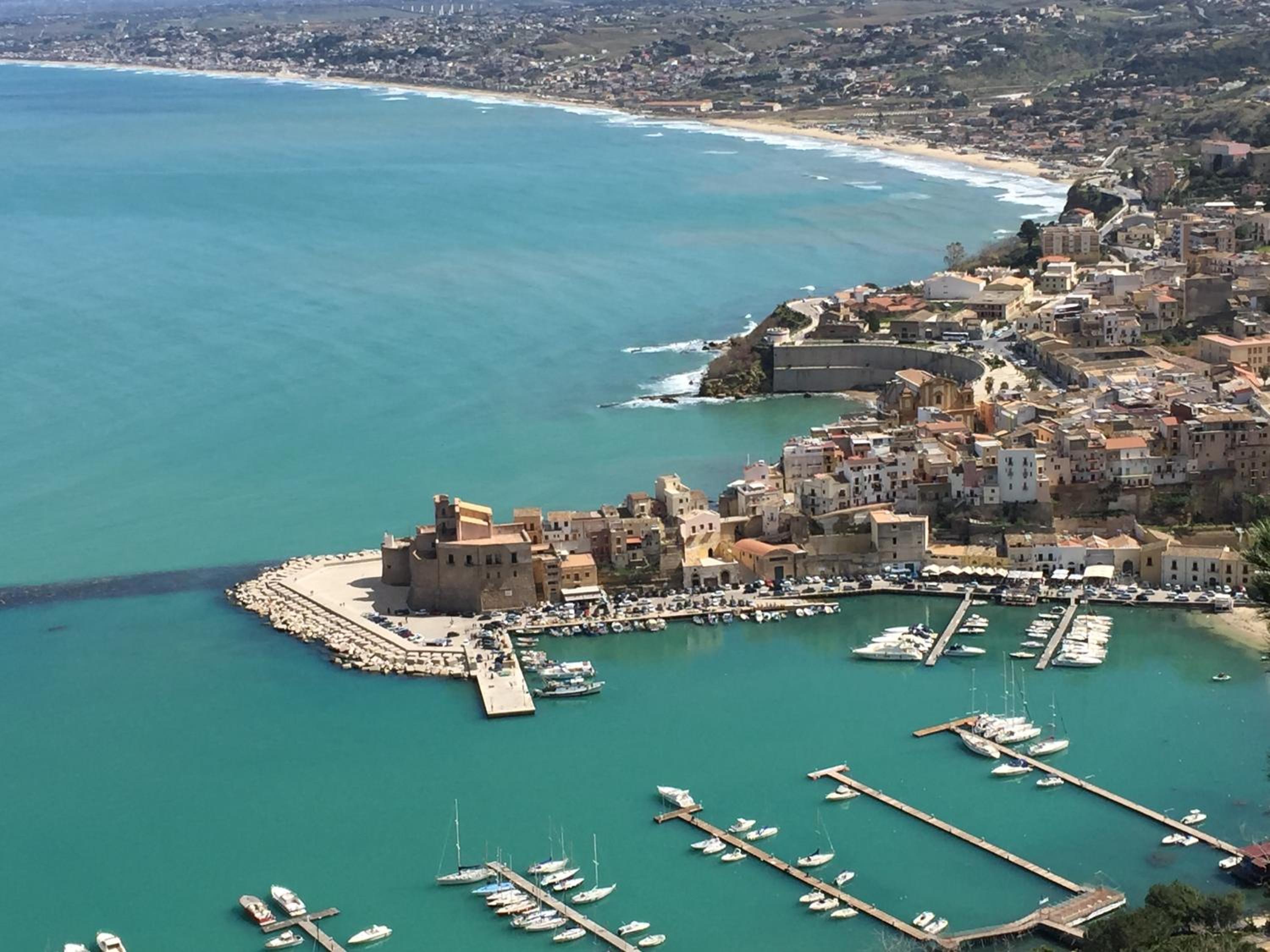3 min Walk to Beach 3BR Apartment with Terrace AC & Parking