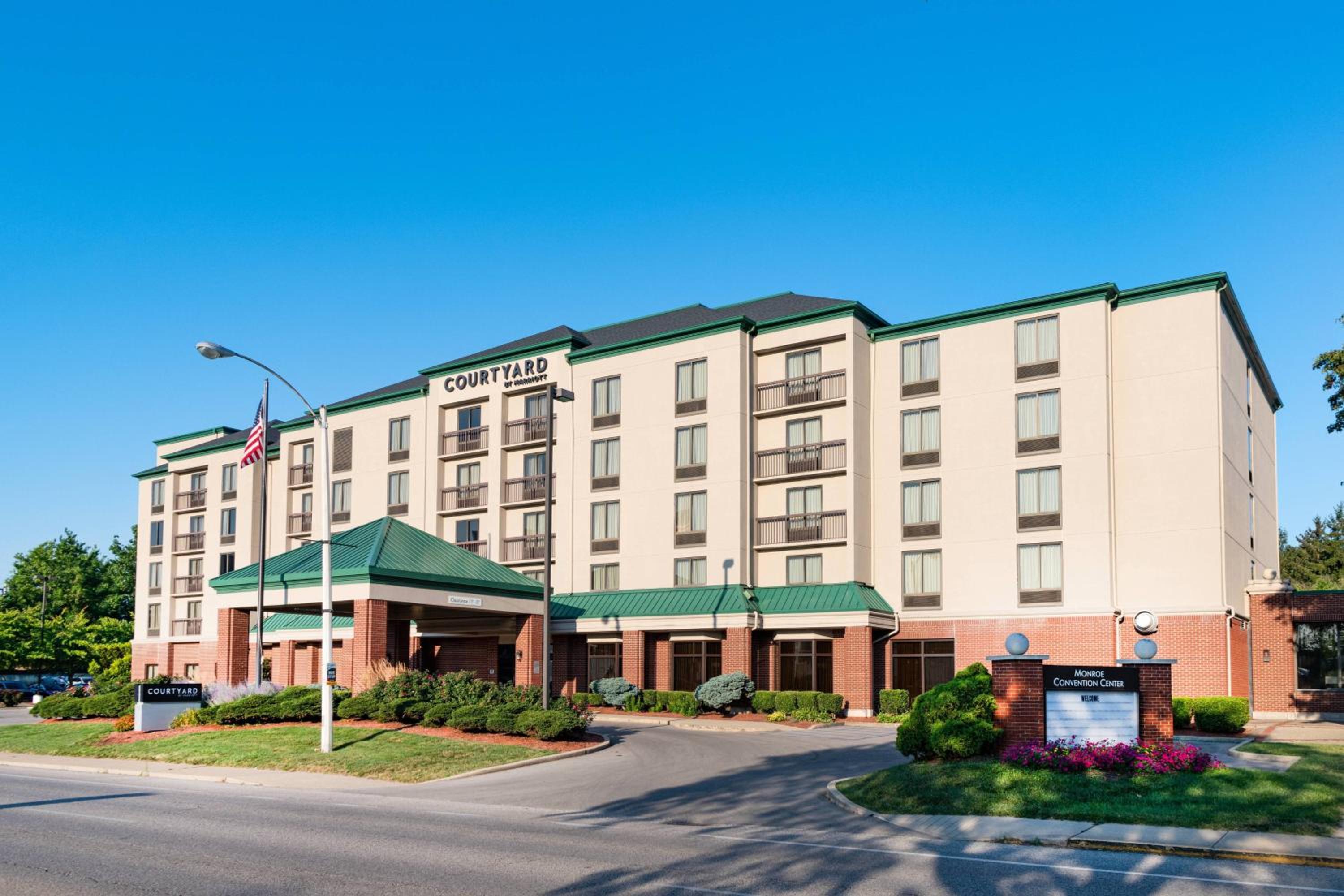 Bloomington Vacations - Courtyard by Marriott Bloomington - Property Image 1