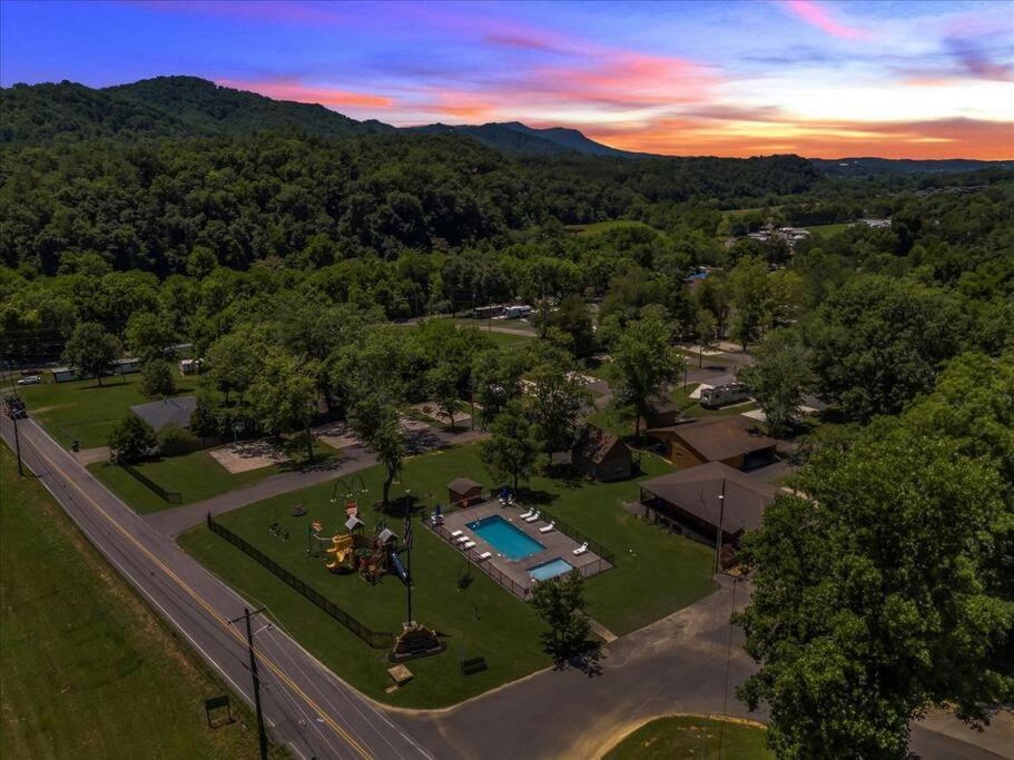 Cozy Cabin Near Dollywood with Parking view 3