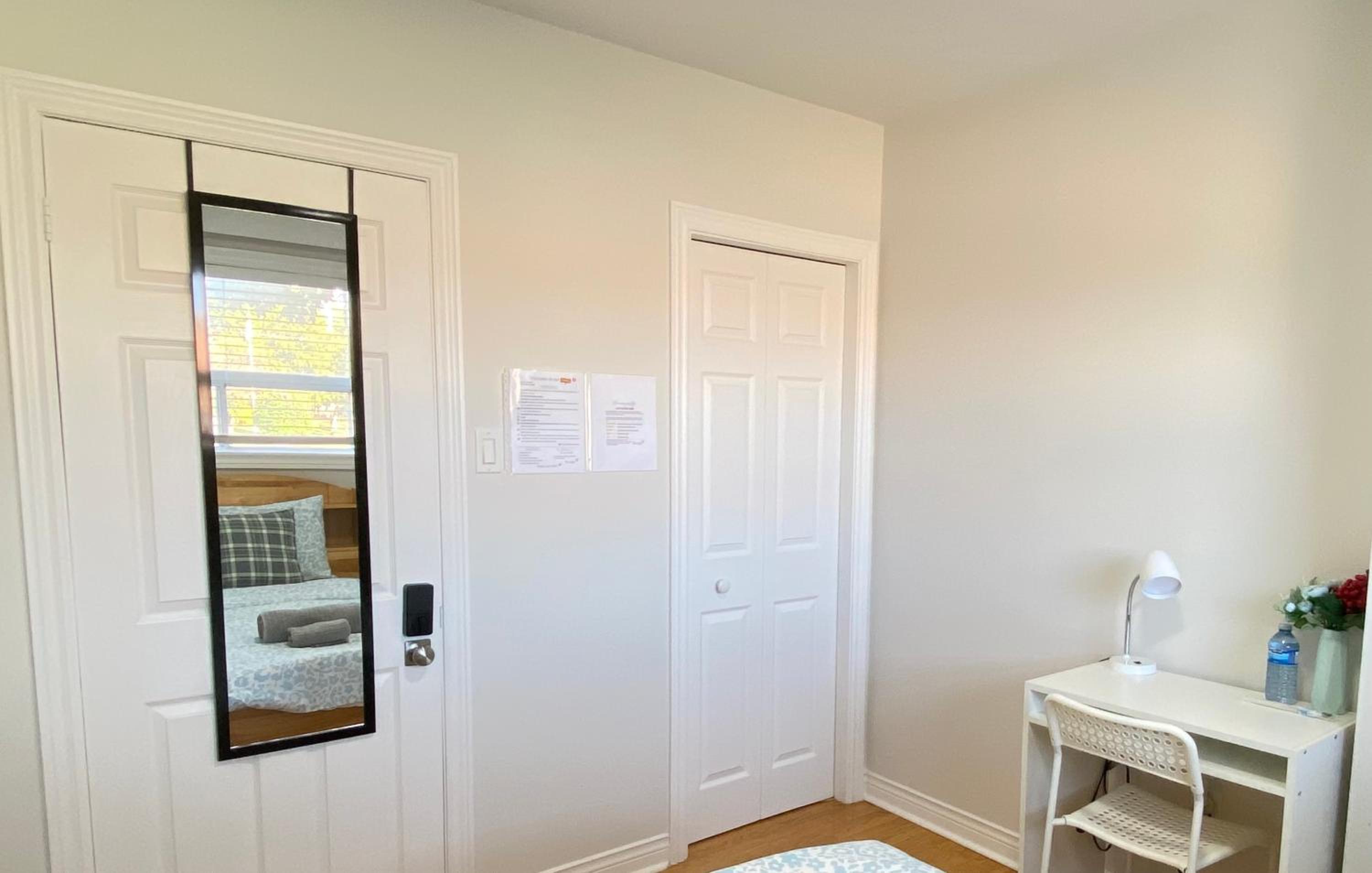Sunny House - Main Floor, Free parking, in Toronto