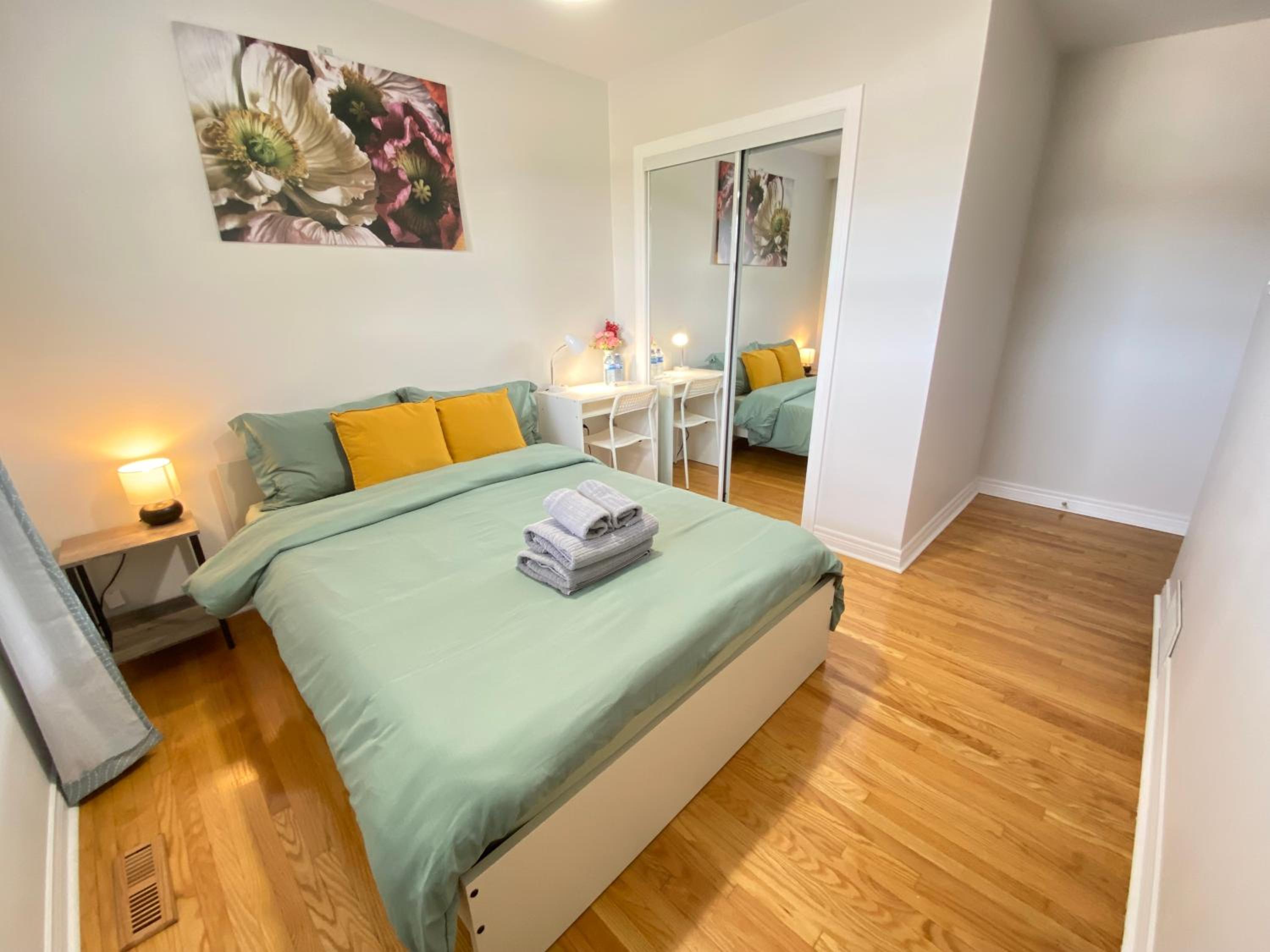 Sunny House - Main Floor, Free parking, in Toronto