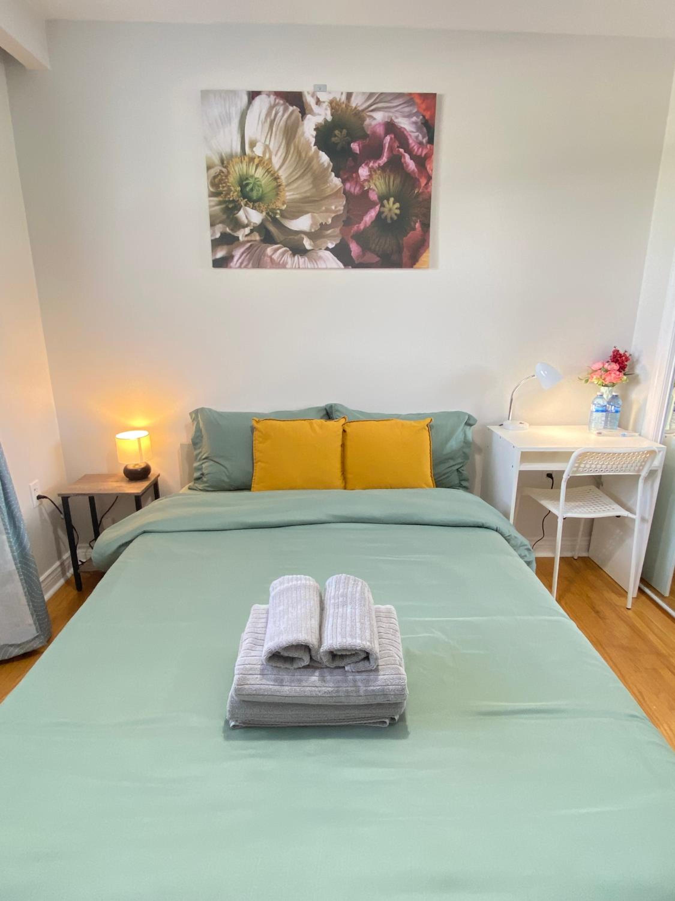 Sunny House - Main Floor, Free parking, in Toronto