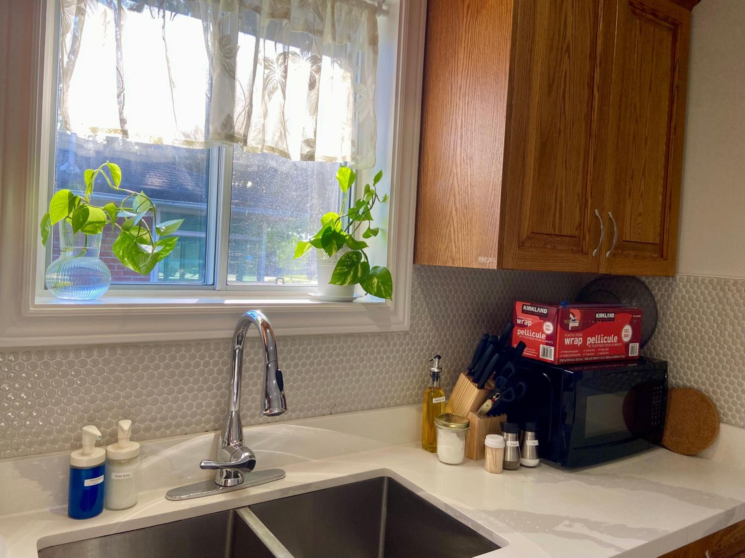 Sunny House - Main Floor, Free parking, in Toronto