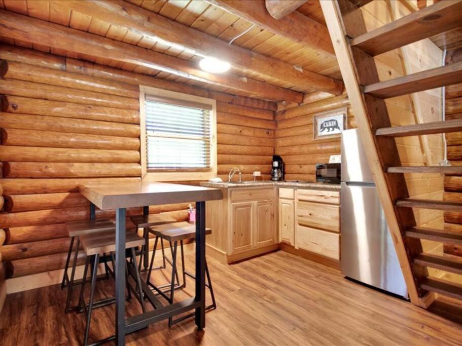 Deluxe 1 BR Cabin with Parking view 2