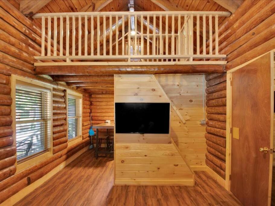 Deluxe 1 BR Cabin with Parking view 5