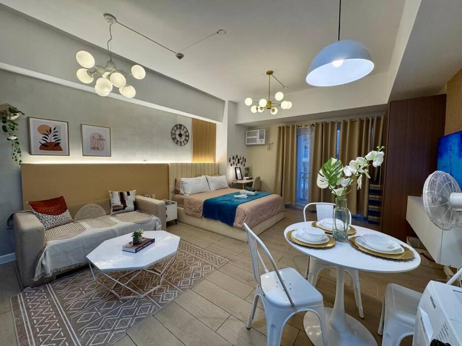Staycation in venice residences Mckinley with balcony view 2