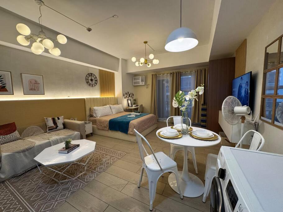 Staycation in venice residences Mckinley with balcony view 3