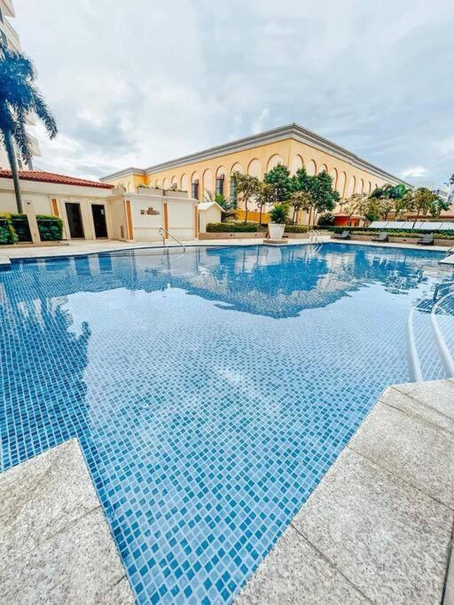 Staycation in venice residences Mckinley with balcony view 4