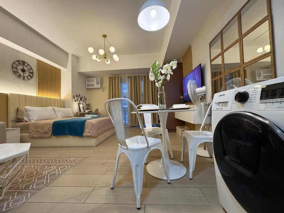 Staycation in venice residences Mckinley with balcony view 5