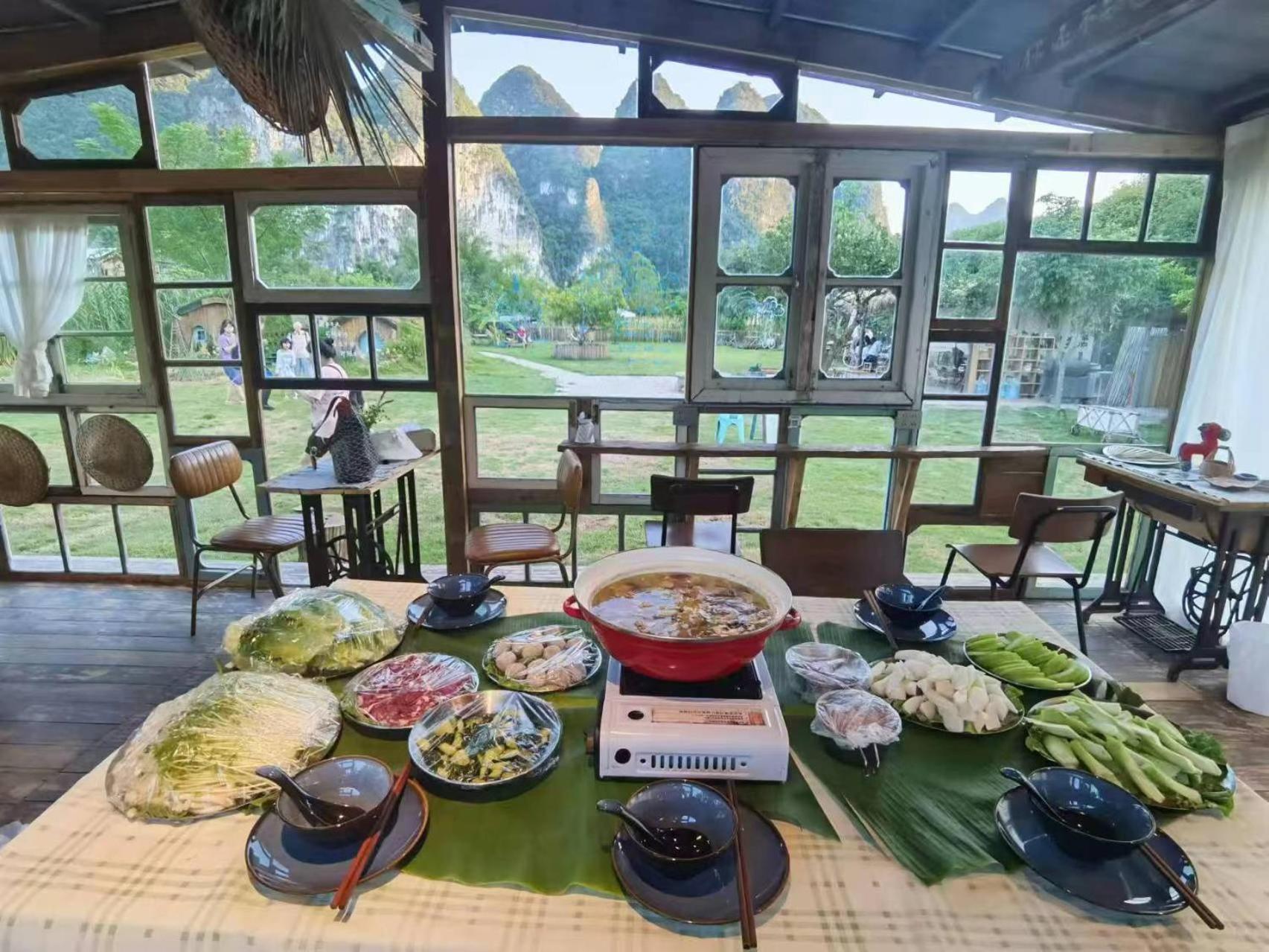 Yangshuo Shui Mo Ju courtyard