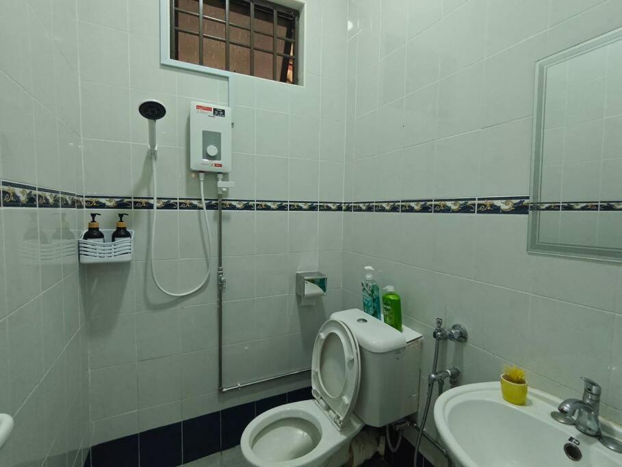 4 rooms 3 baths Semi D Batu Ferringi Town photo 8