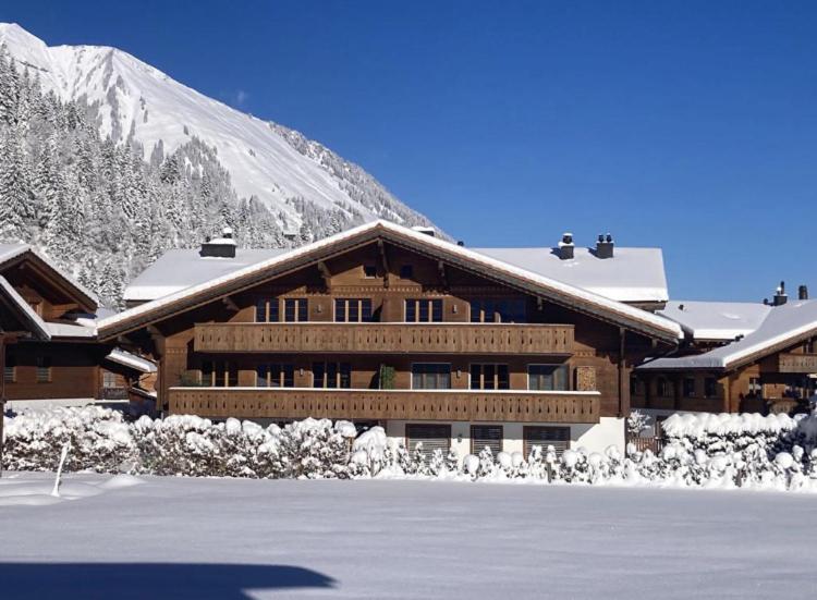 Neue Wohnung mit drei Schlafzimmern in Gsteig bei Gstaad