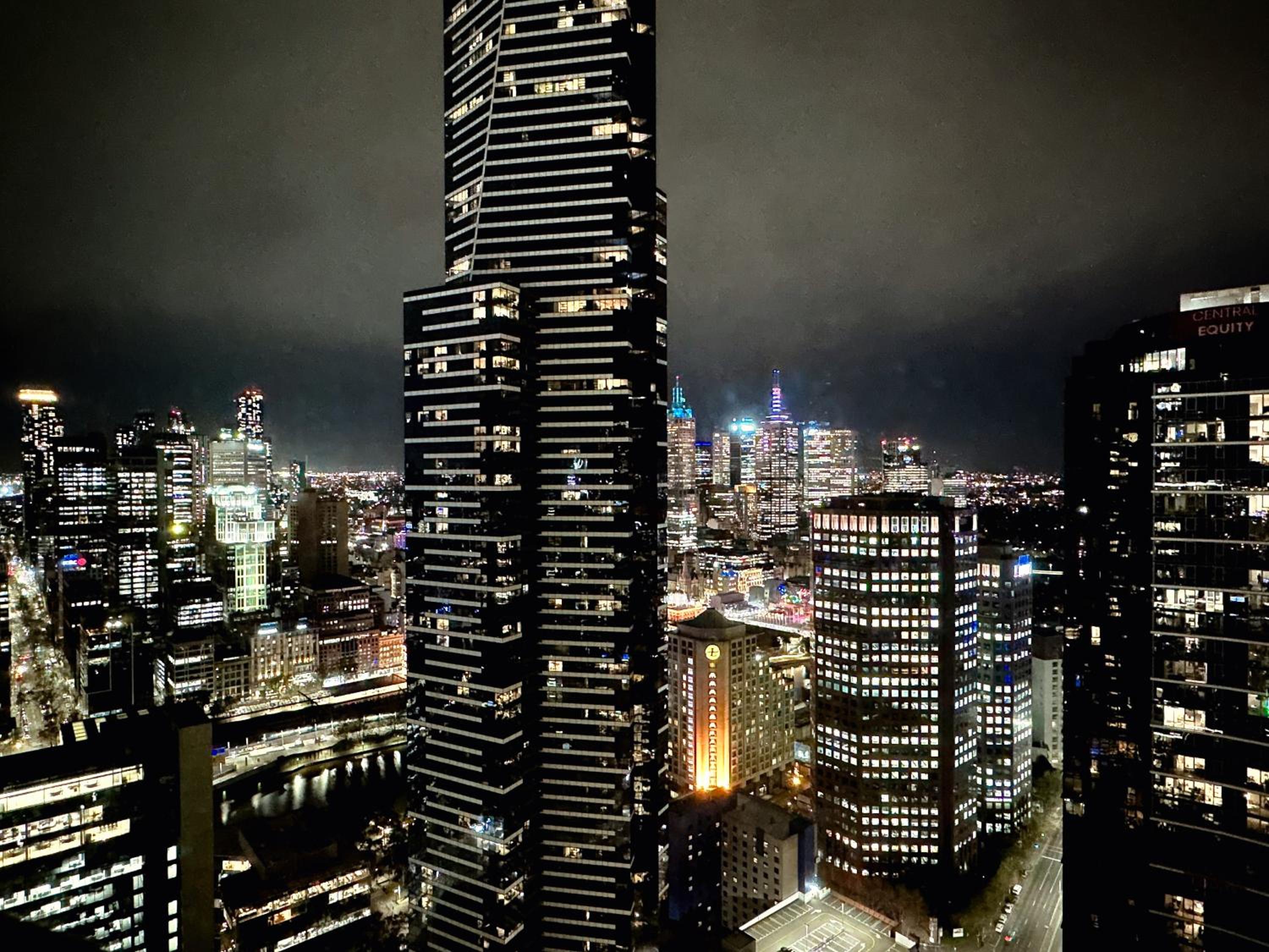 Aus108 - 1BR with breathtaking city views near crown walk to CBD