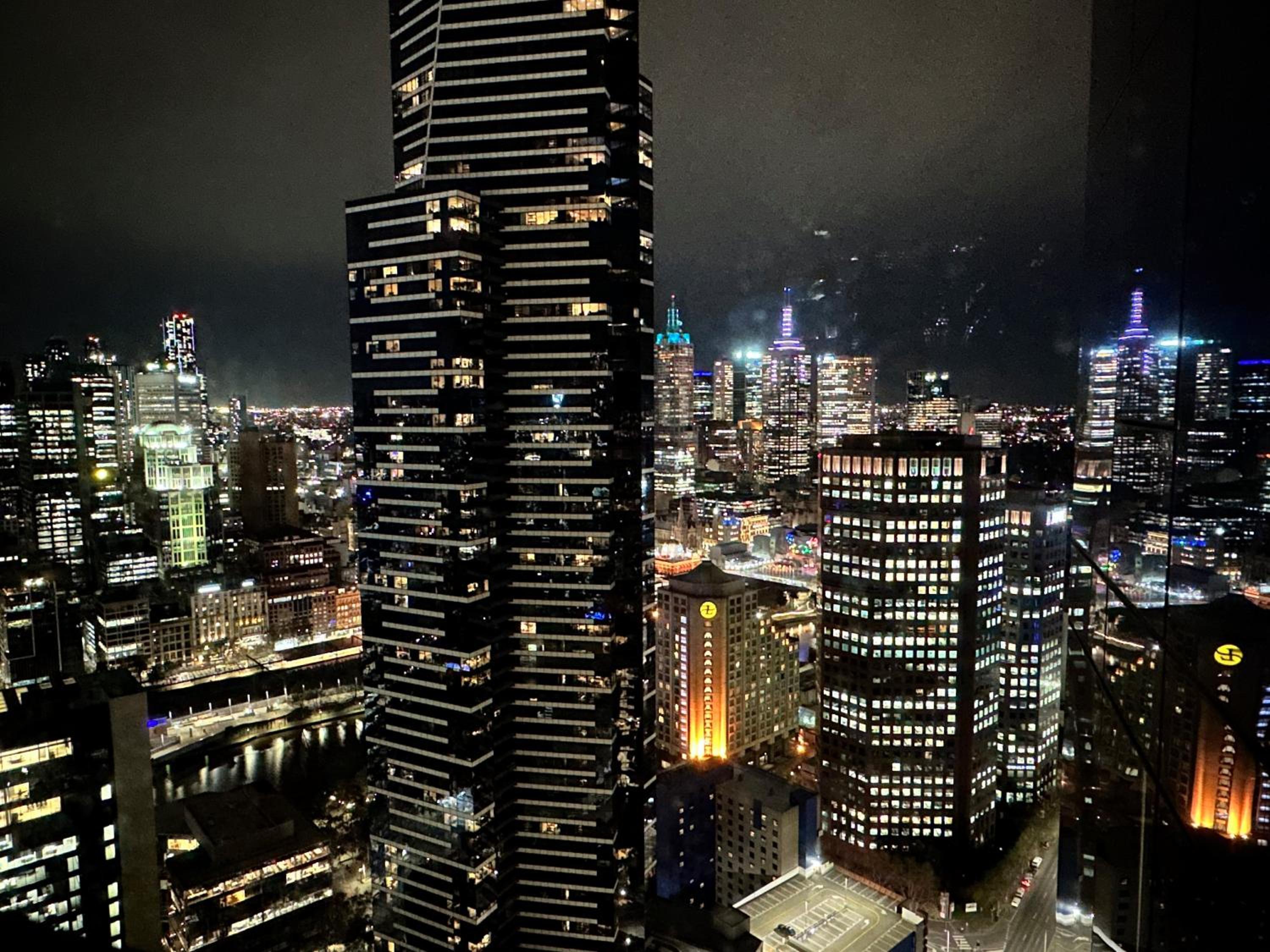 Aus108 - 1BR with breathtaking city views near crown walk to CBD