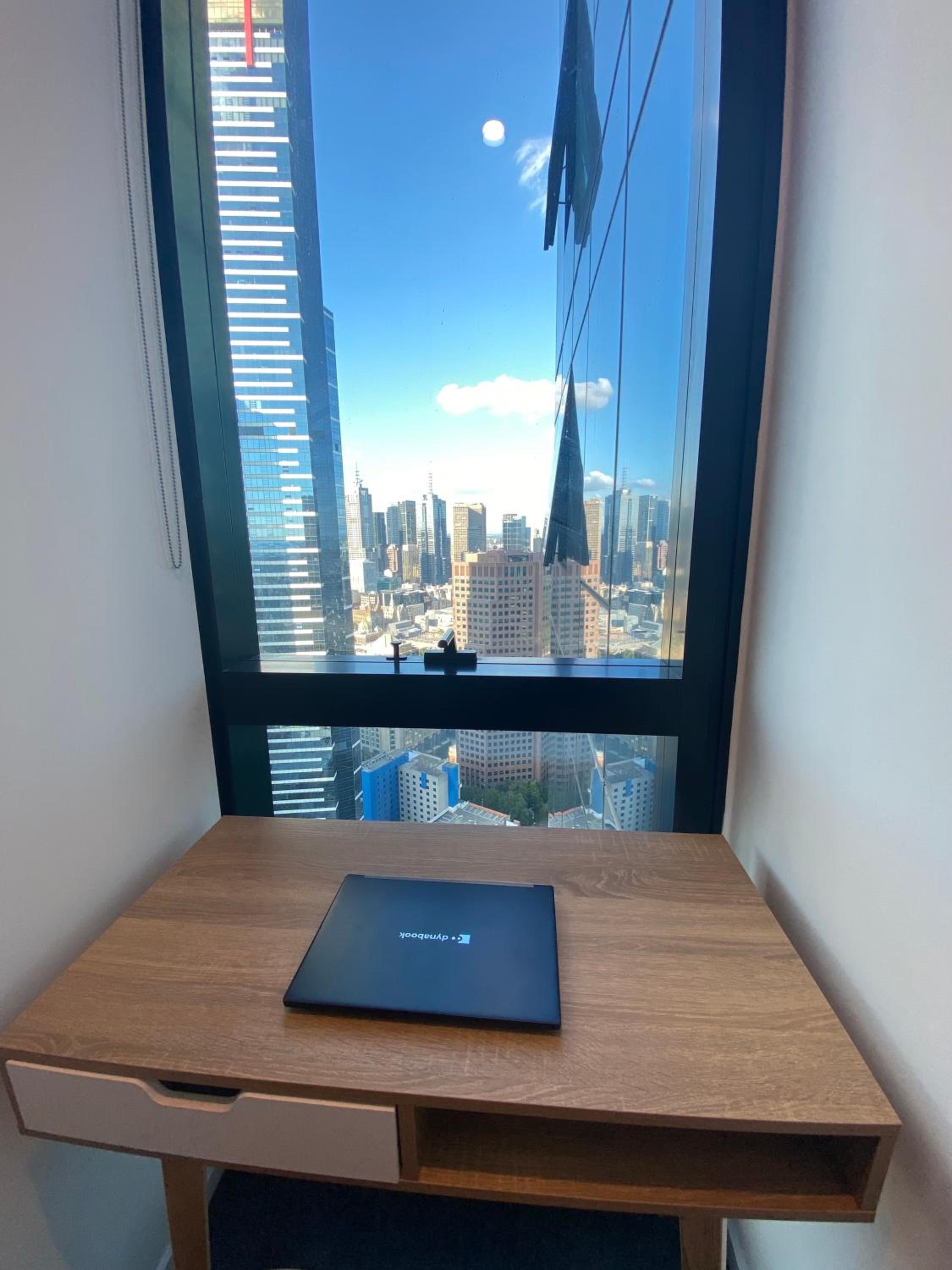 Aus108 - 1BR with breathtaking city views near crown walk to CBD