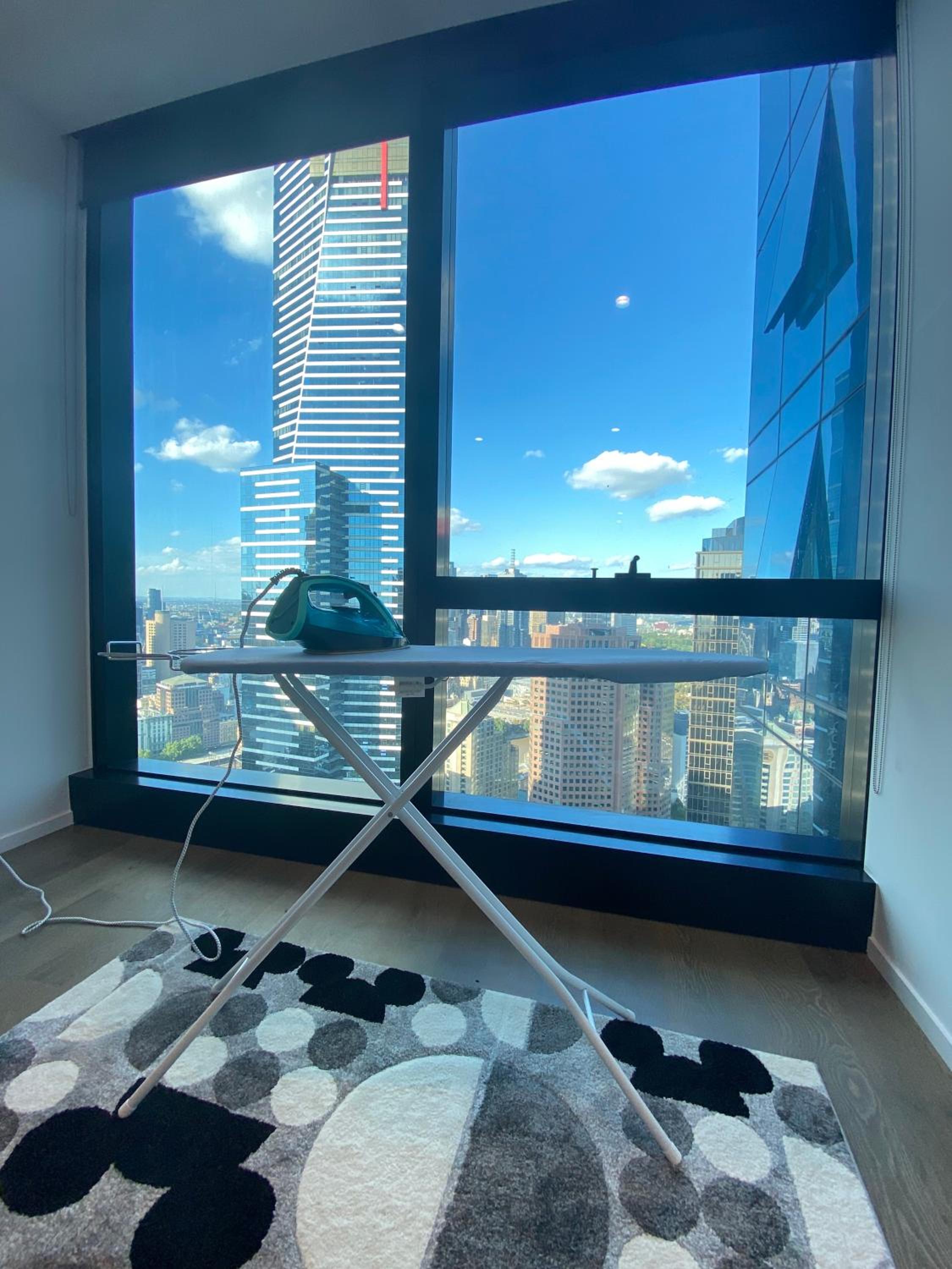 Aus108 - 1BR with breathtaking city views near crown walk to CBD