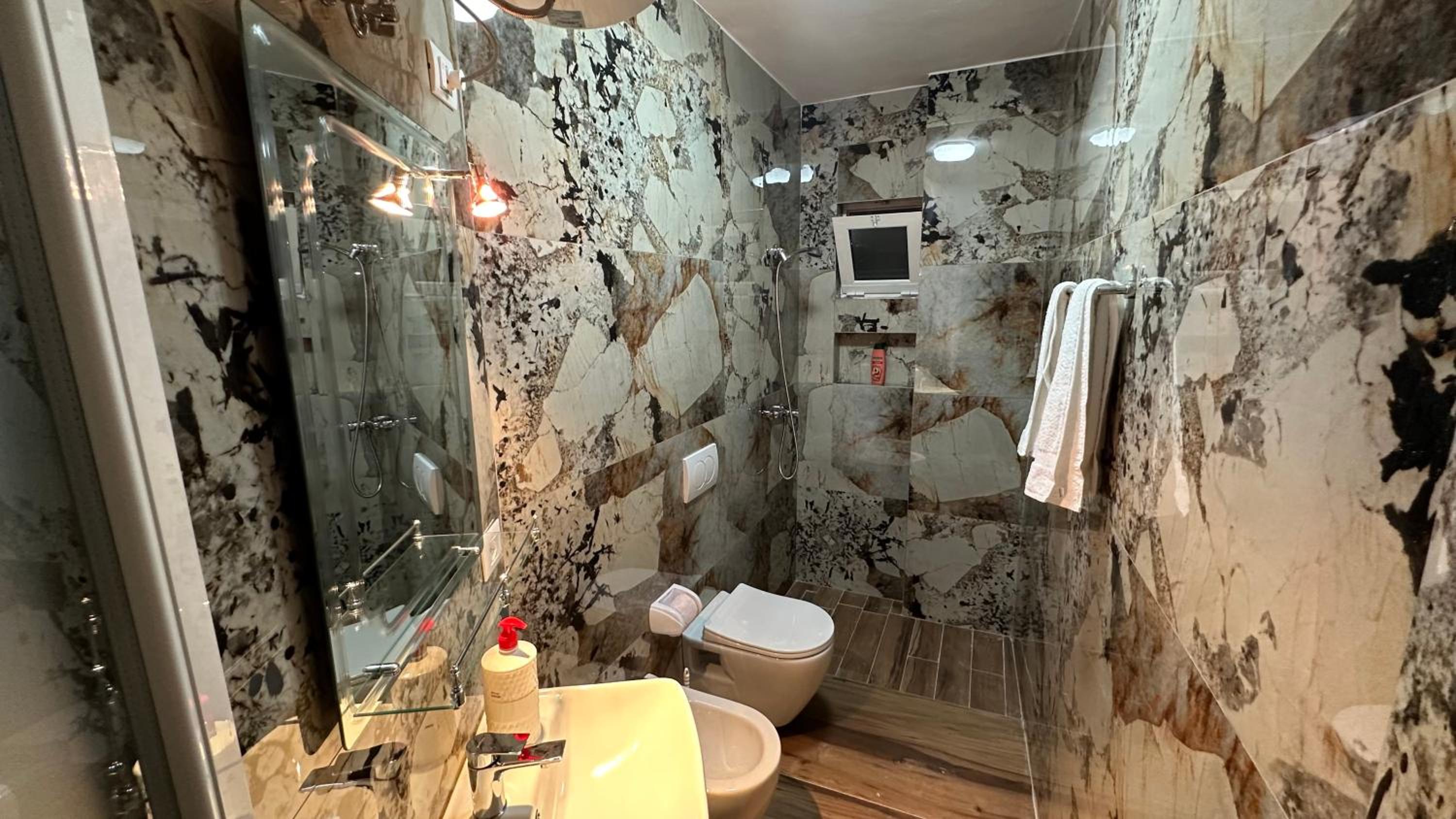 Cozy centrally located room for two 1, 10 min walk from city center