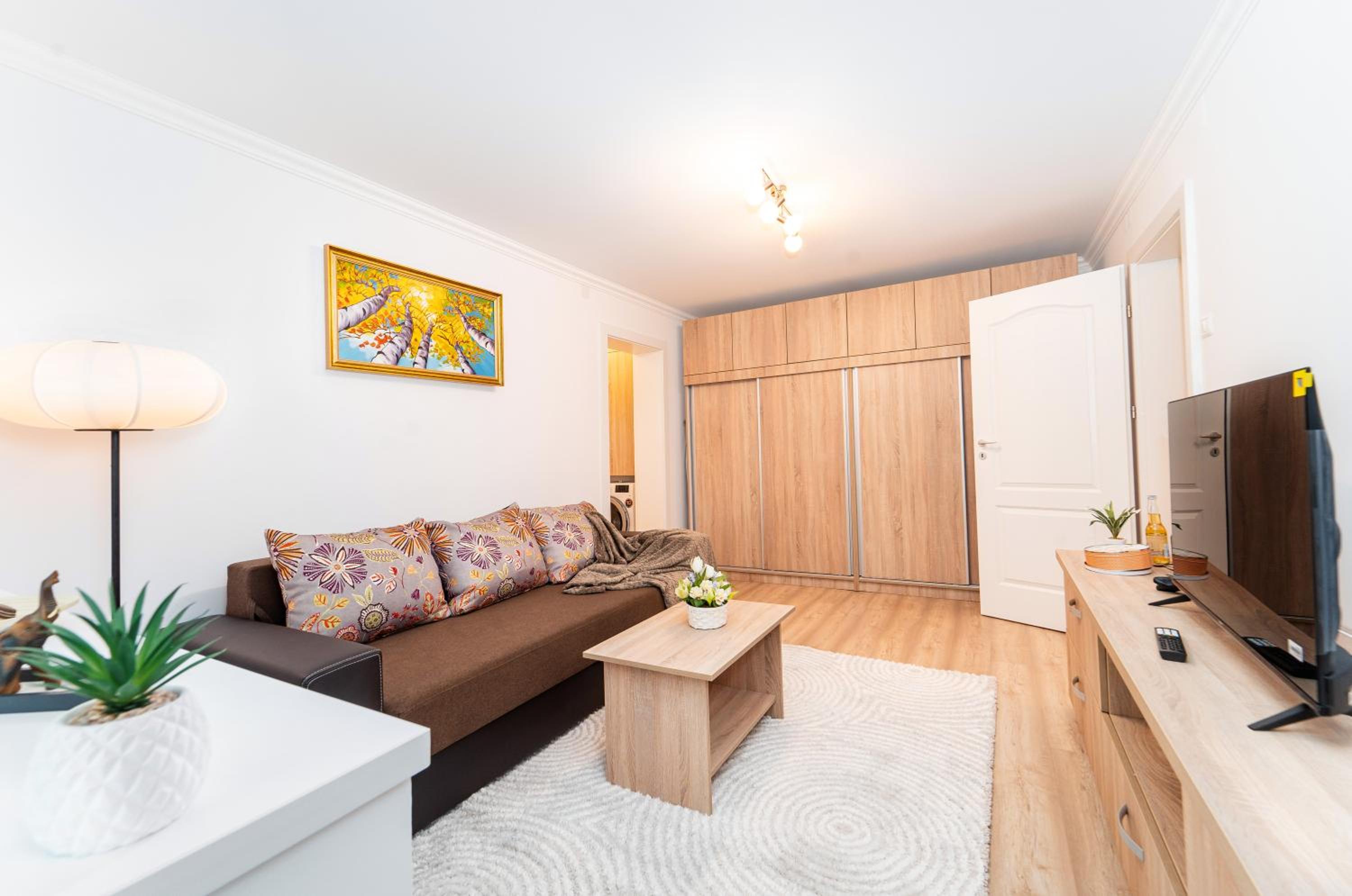 Cozy Central CHR apartment - By OpenHouse view 5