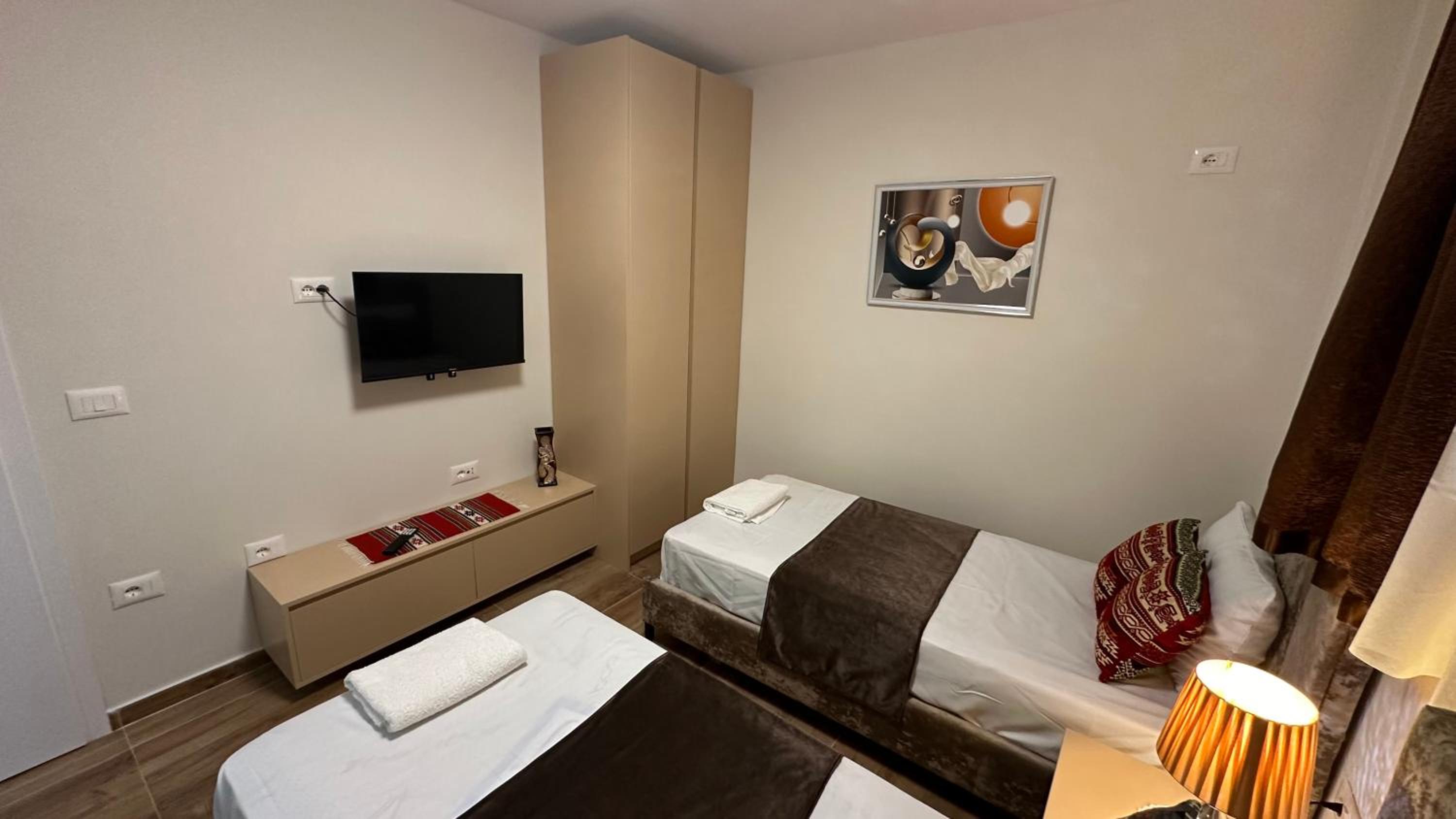 Cozy centrally located room for two 2, 10 min walk from city center