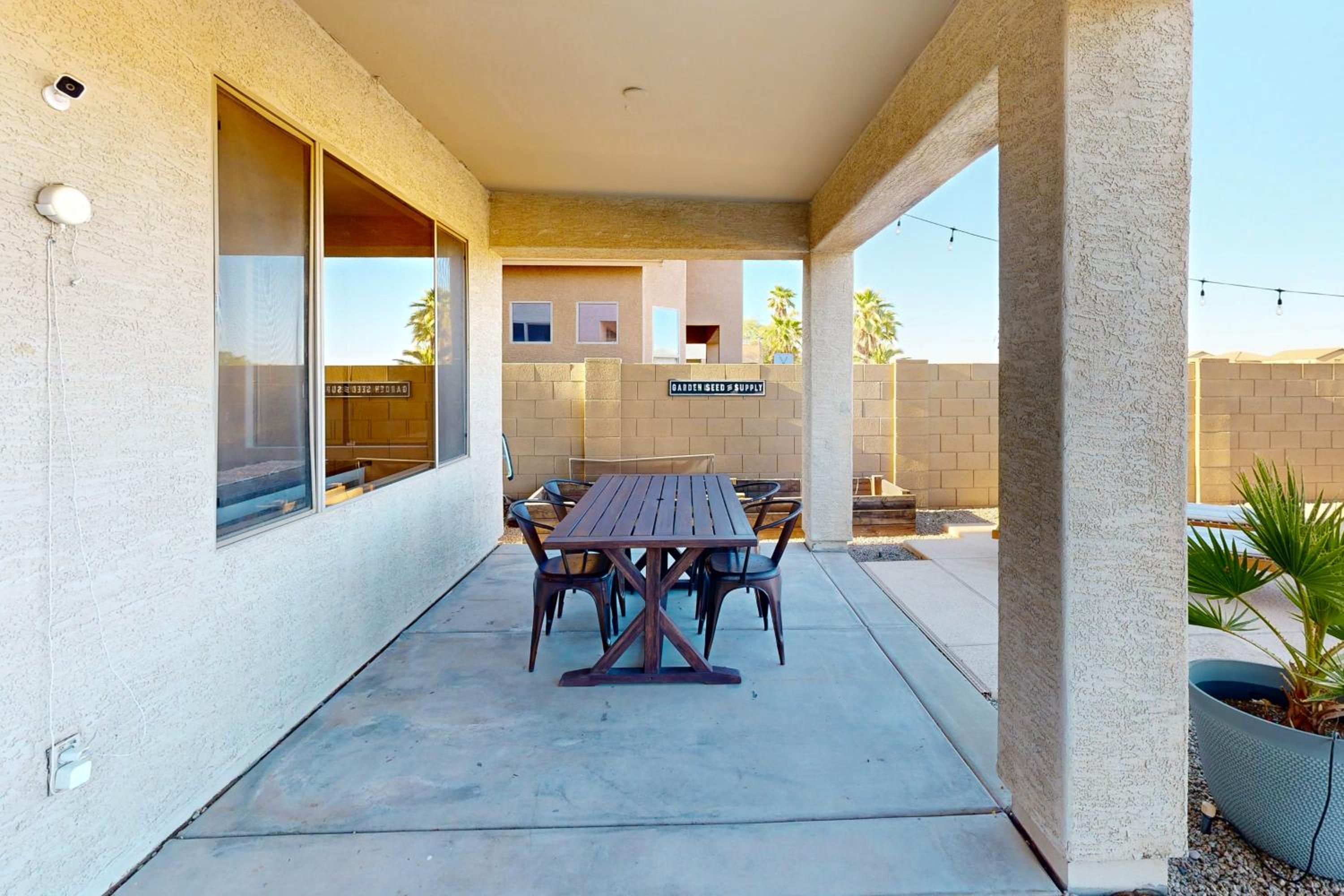 Hot Tub and Game Room Poolside Paradise in Phoenix!