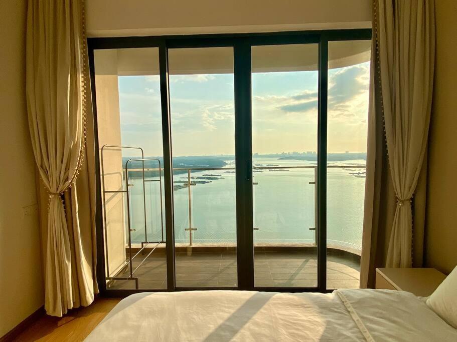 Country Garden Danga Bay,Full Seaview, 6-8pax, Netflix
