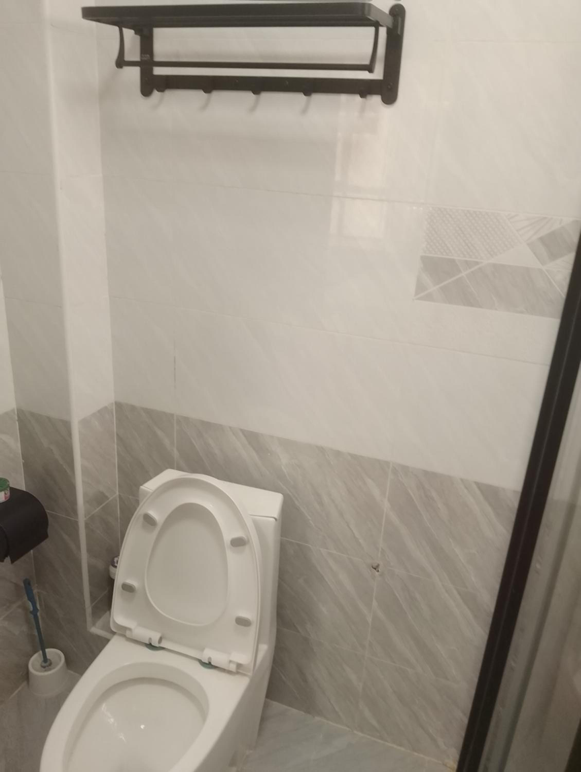 Beautiful 2 bedroom at royal garden apartments view 5