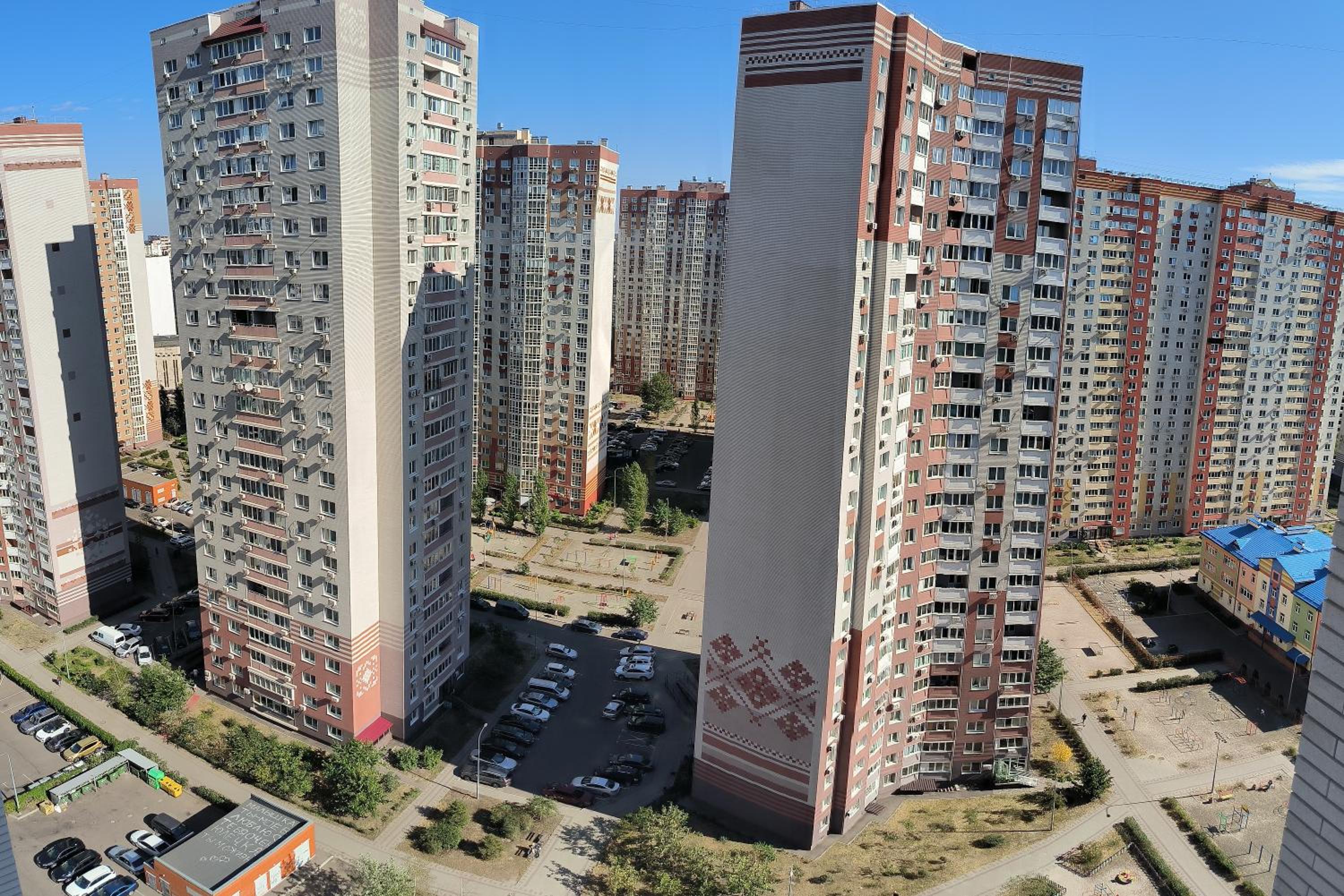 Energy-autonomous Apartment near metro Pozniaky view 3