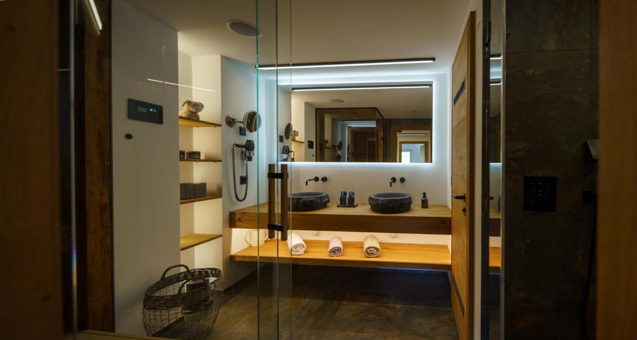 Luxury Mountain Apartment with Private Sauna and Underground Parking
