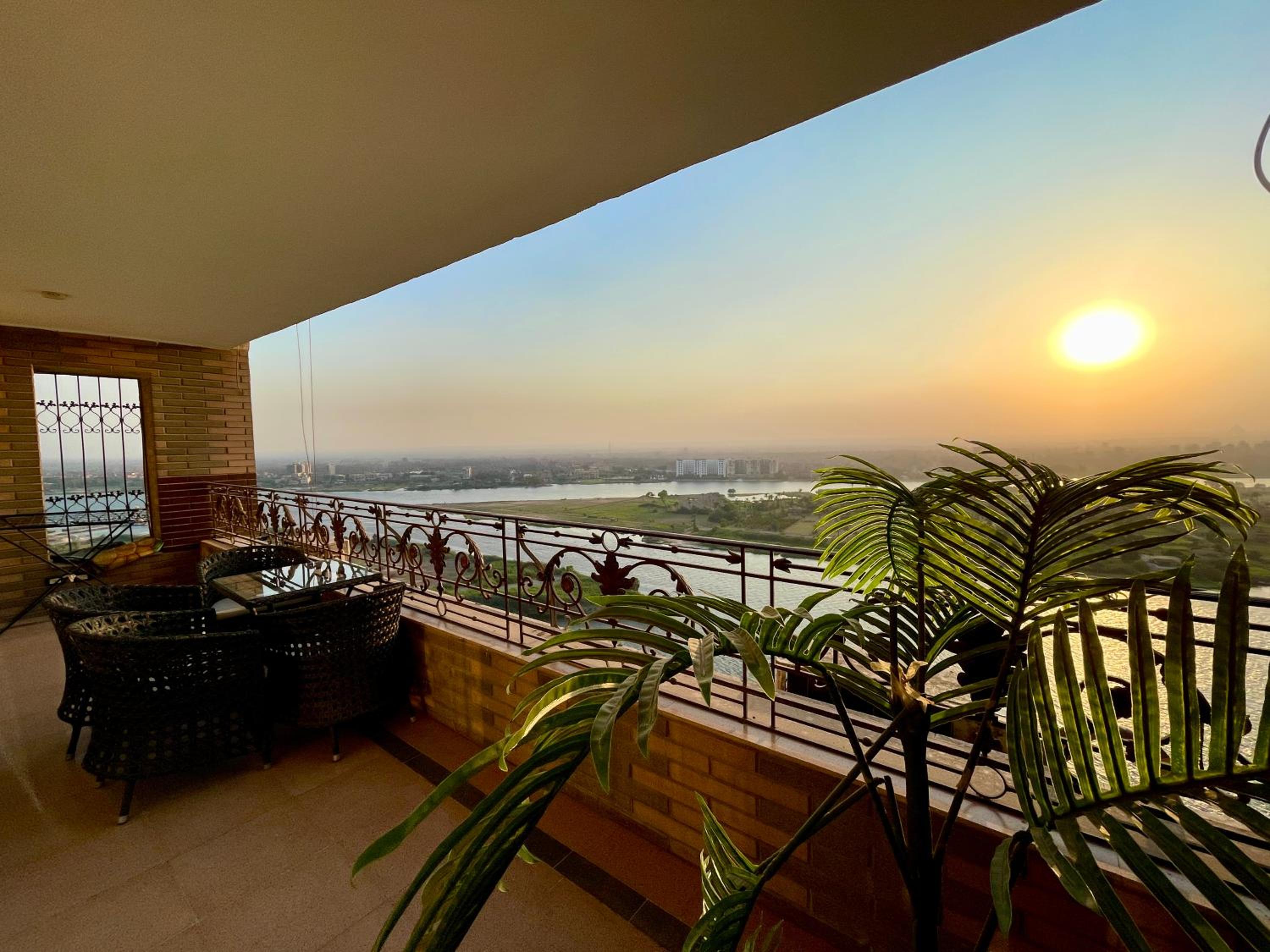 Family LUX Apartment -3BRSNile corniche