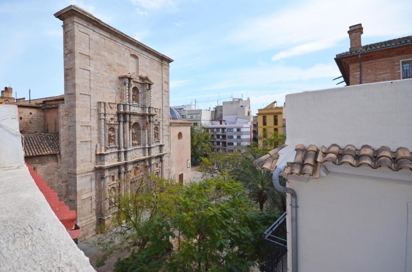 Sunny Cozy Penthouse with a Terrace at Plaza del Carmen