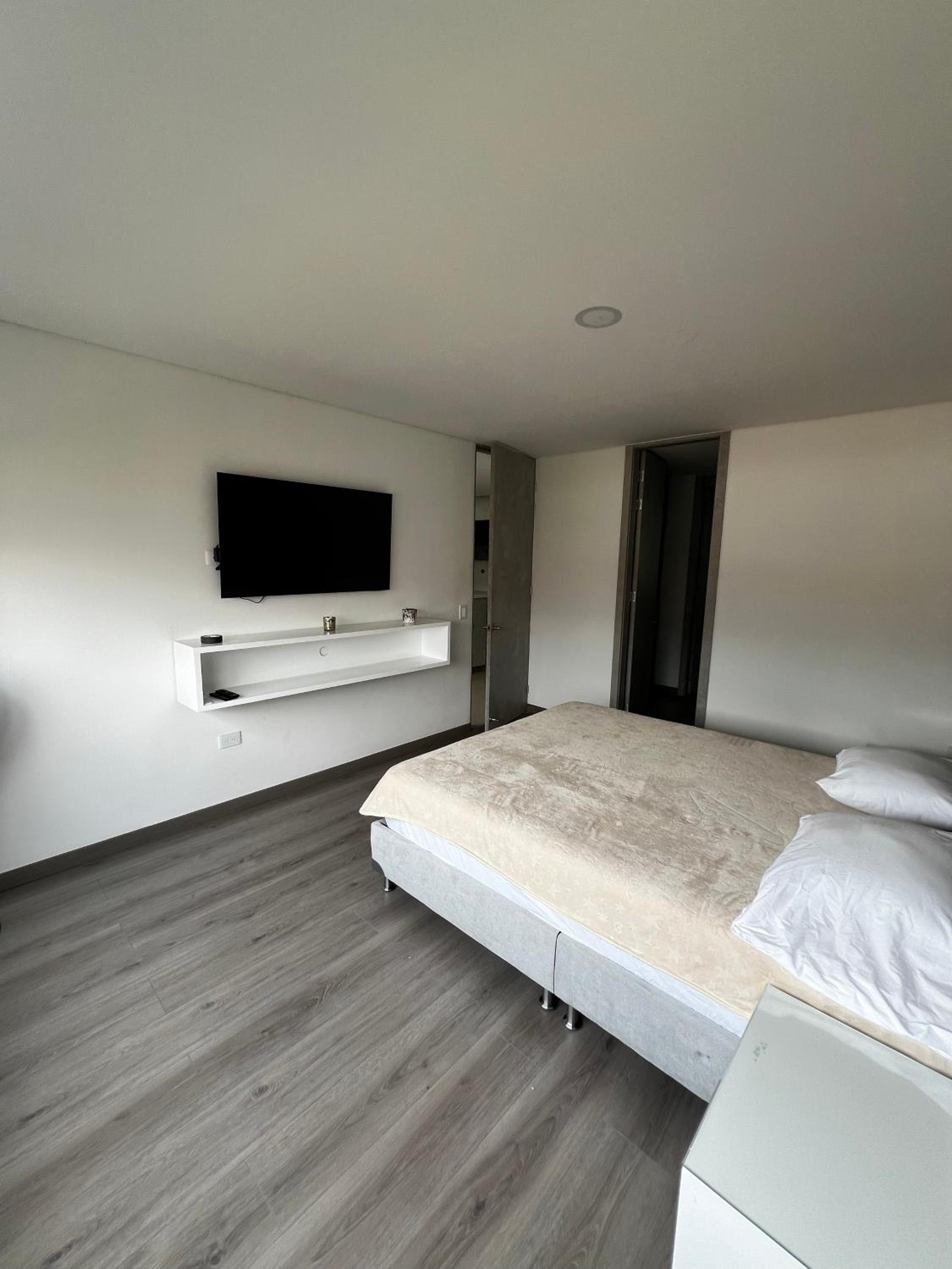 Modern 3 Bedroom Apartment with balcony