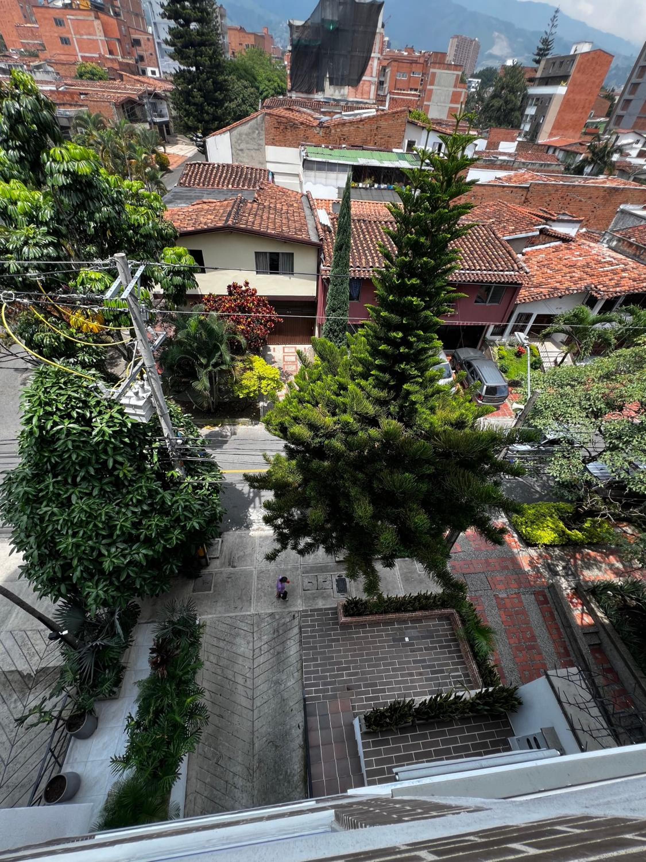Modern 3 Bedroom Apartment with balcony