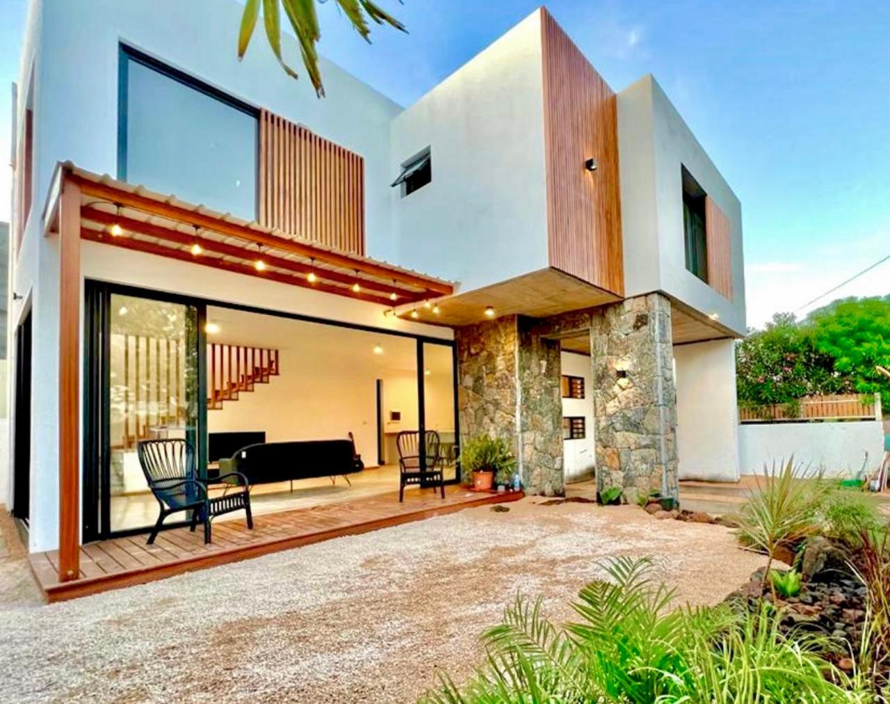 Into the Sun - Modern Holiday Home