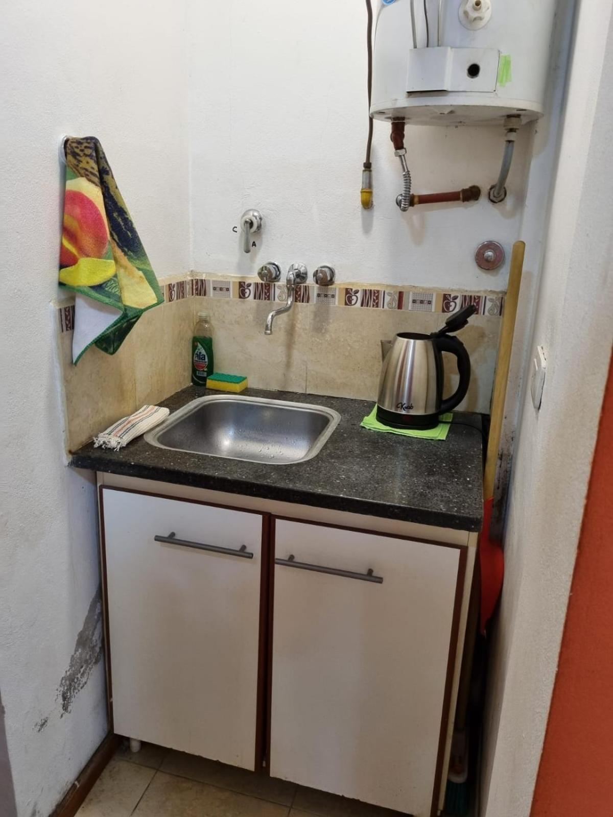 Monoambiente con TV y Heladera