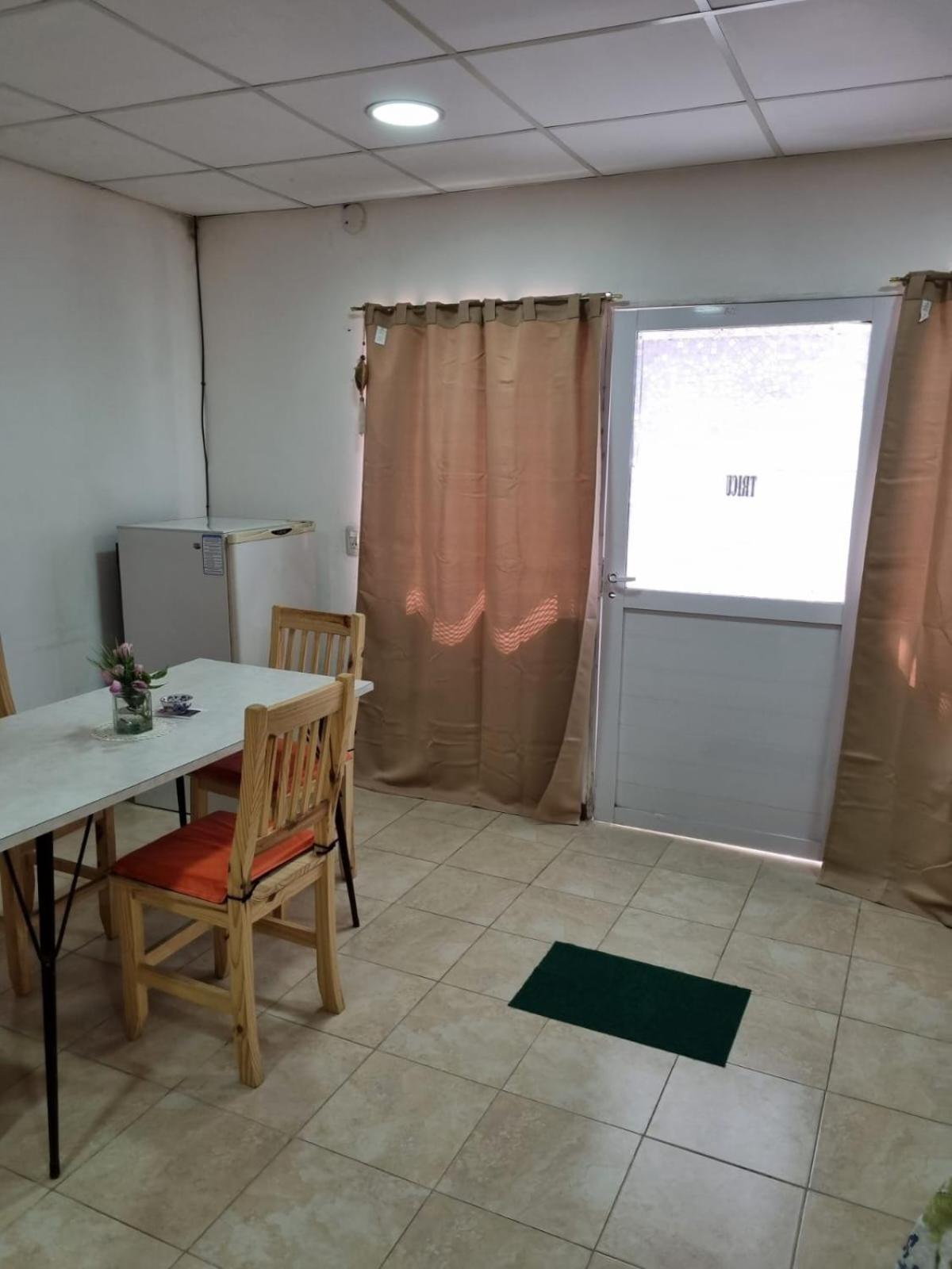 Monoambiente con TV y Heladera