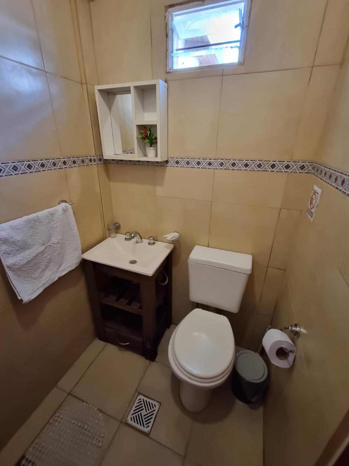 Monoambiente con TV y Heladera